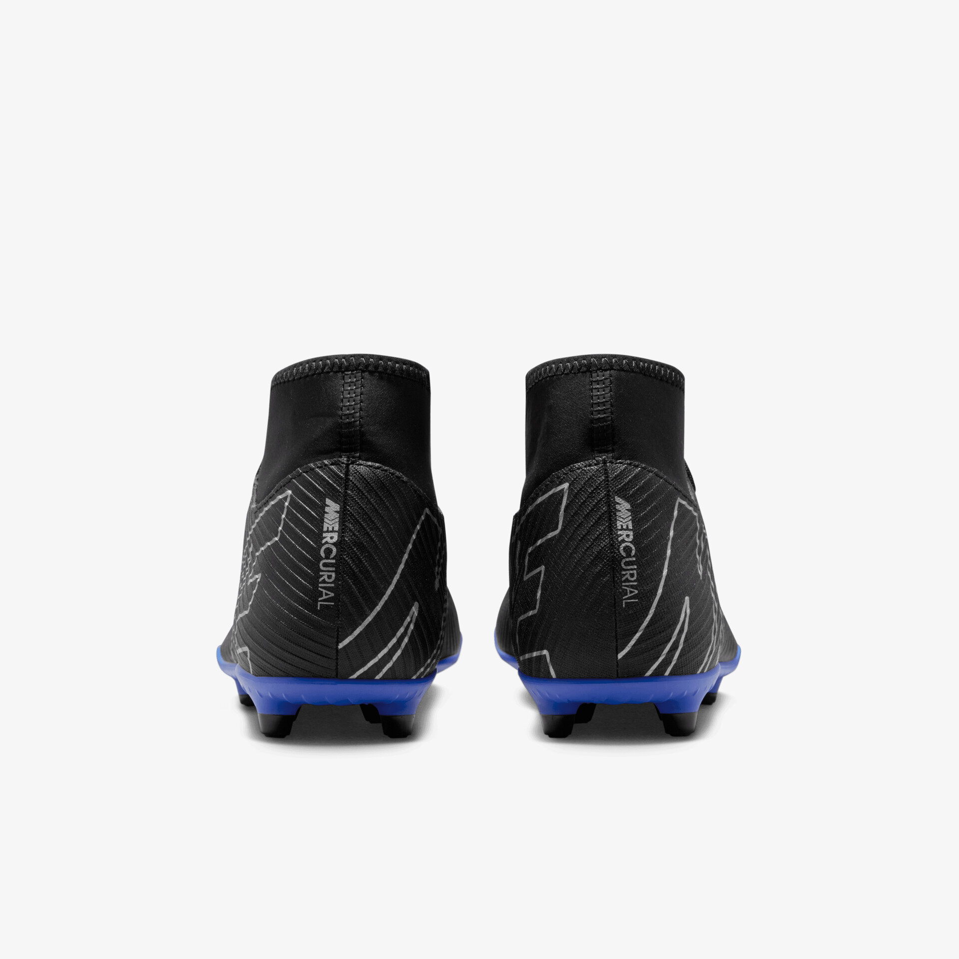 Sportliche schwarze Fußballschuhe mit blauem Profil, stabil und robust, Rückansicht, modernes Design für leistungsstarke Performance