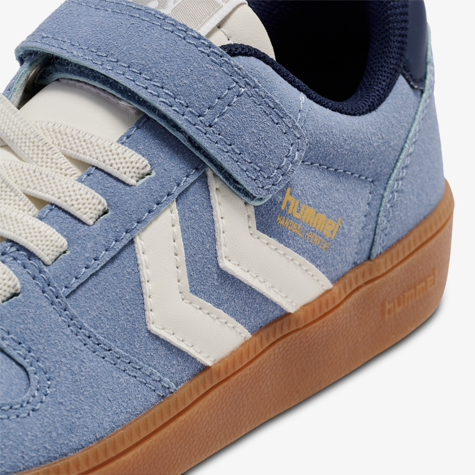 Stylischer blauer Sneaker mit Klettverschluss und rutschfester Sohle für sportlichen Komfort.
