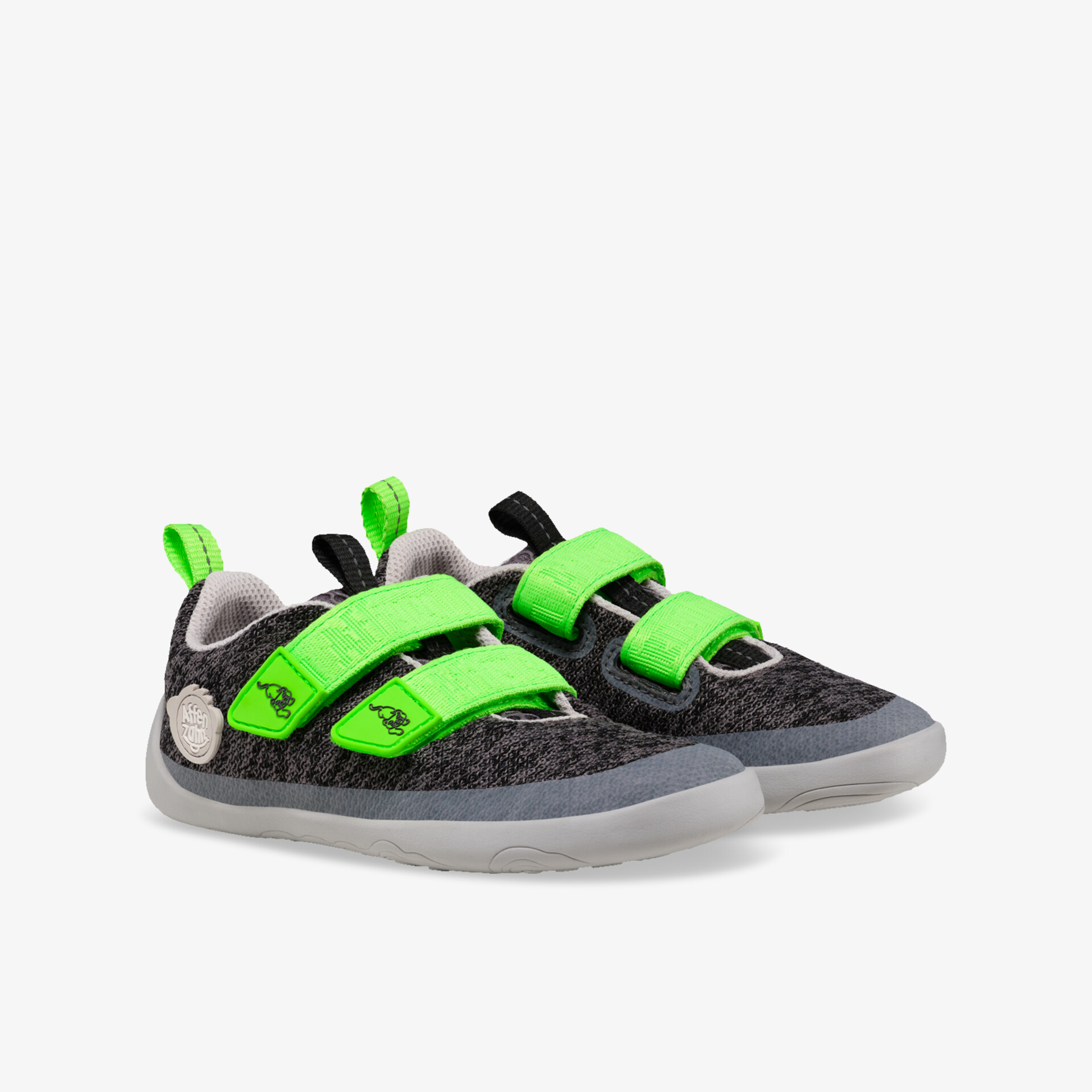 Sportliche Schuhe mit grünem Klettverschluss, rutschfester Sohle und flexiblem schwarzen Obermaterial im Paar