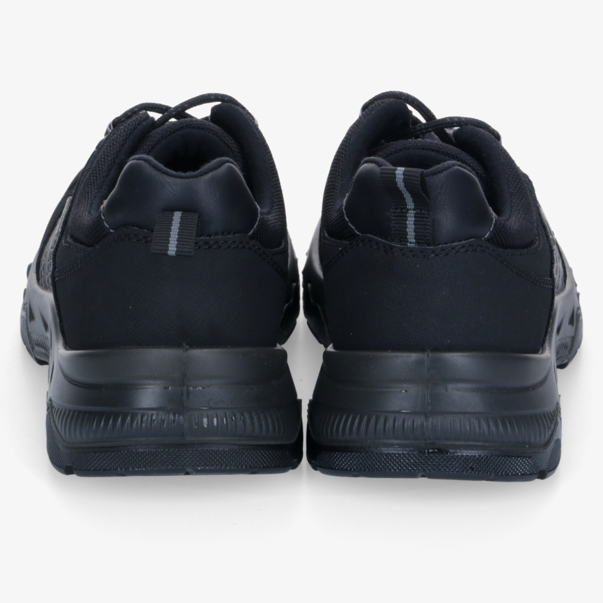 Schwarze Sneaker Rückansicht mit gepolstertem Kragen und stabiler, rutschfester Sohle für hohen Tragekomfort