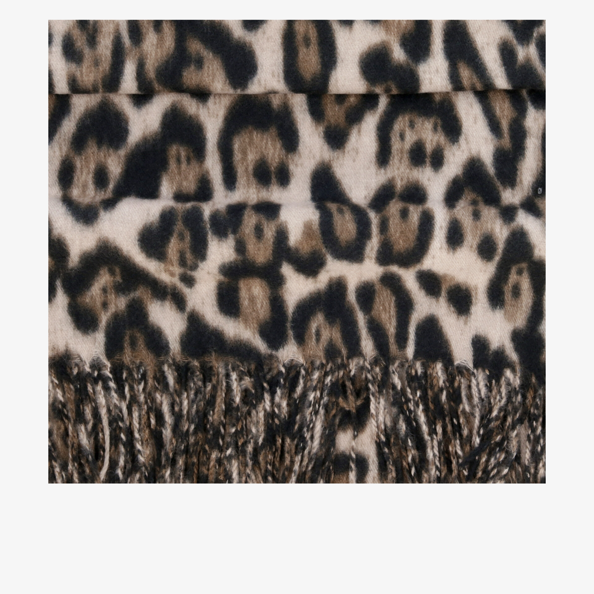 Eleganter Schal im modernen Leopard-Print mit Fransen für stilvolle Akzente.
