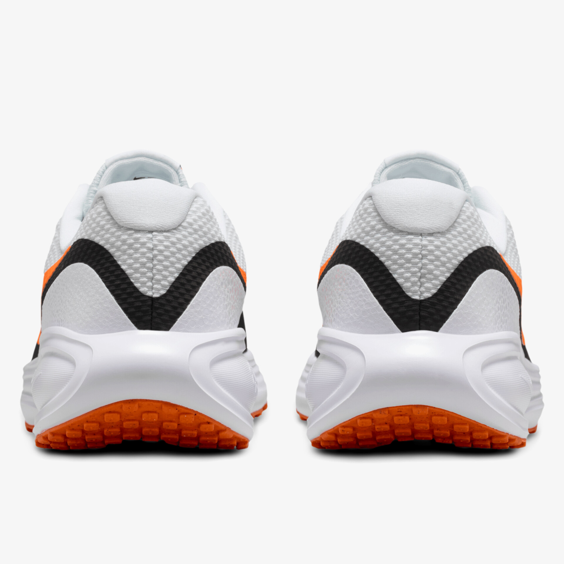 Rückansicht von sportlichen Schuhen mit gedämpfter Sohle und rutschfestem Profil in Weiß und Orange