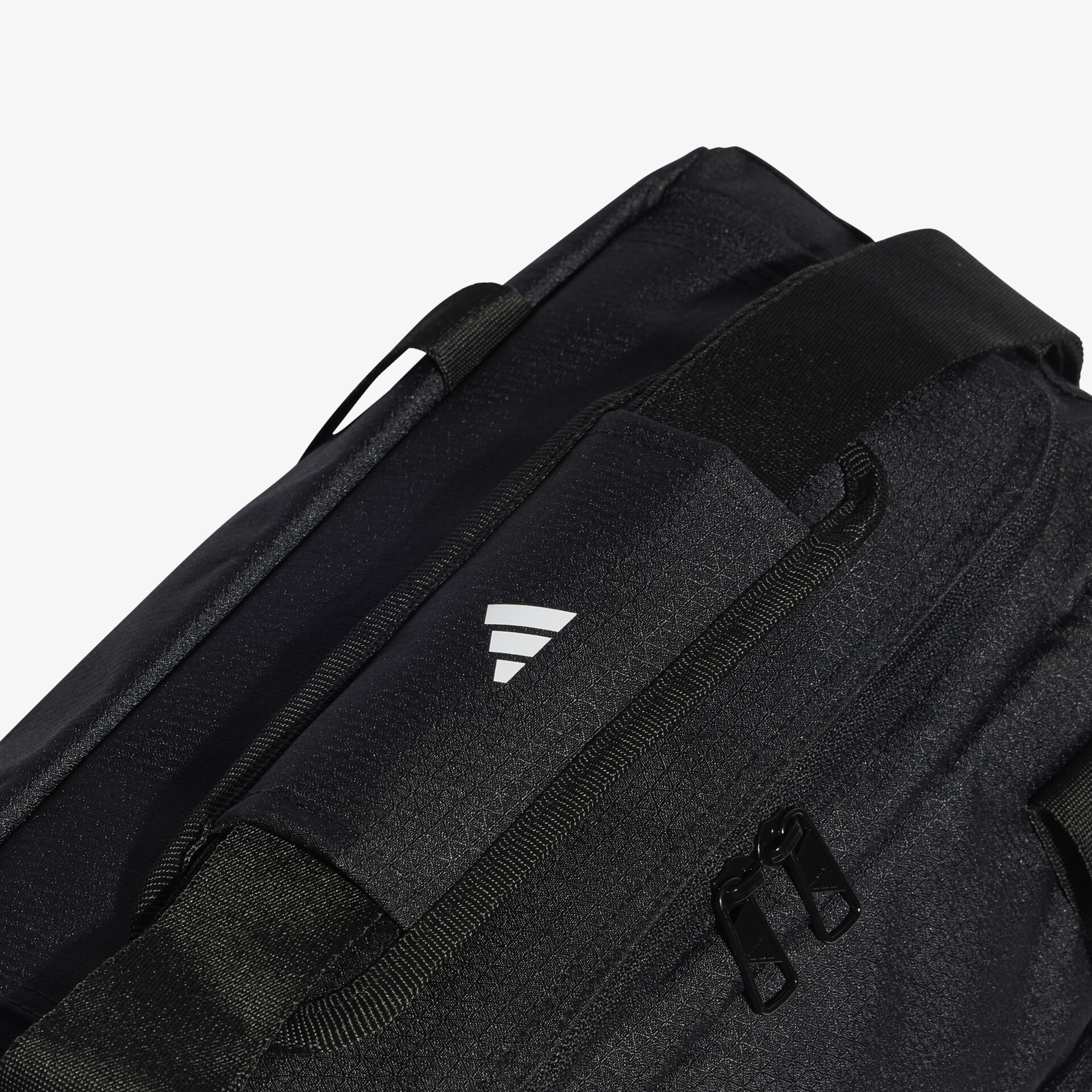 Detailaufnahme eines robusten Rucksacks mit sicherem Verschluss und praktischer Trageschlaufe