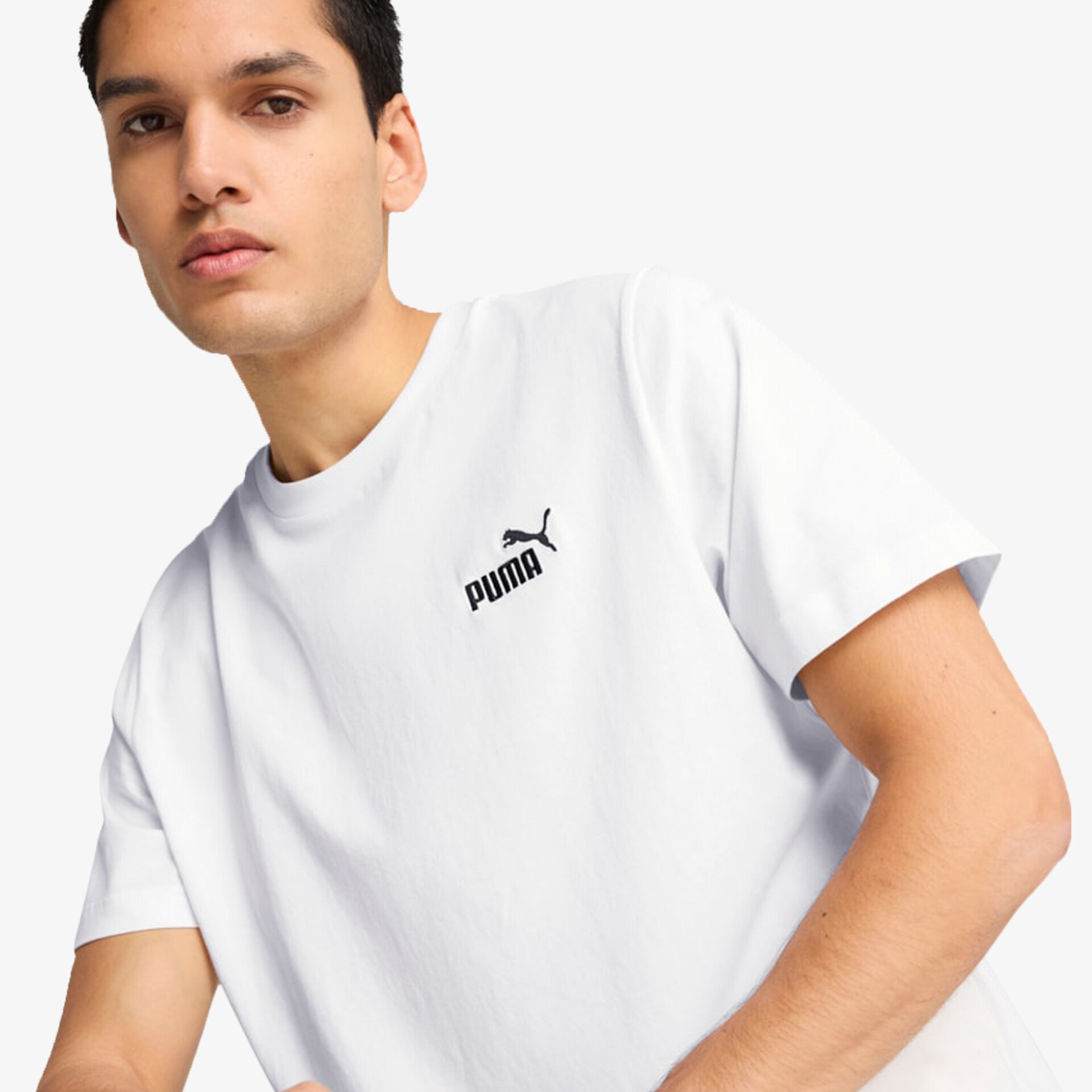 Weißes Puma T-Shirt mit schwarzem Logo, sportlich und bequem, Rundhalsausschnitt, kurzärmelig und modern