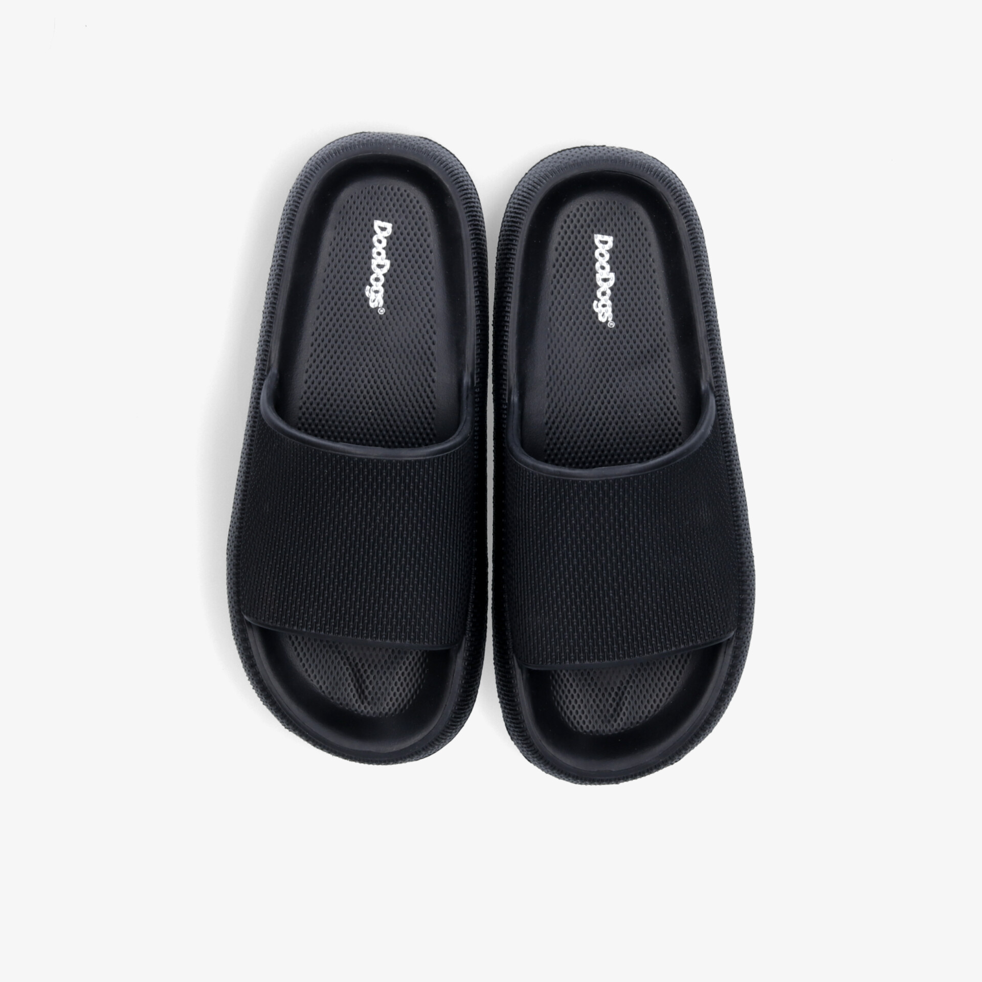 Bequeme schwarze Pantoffeln im Paar, weich gepolstert und rutschfest, ideal für angenehmen Tragekomfort zu Hause