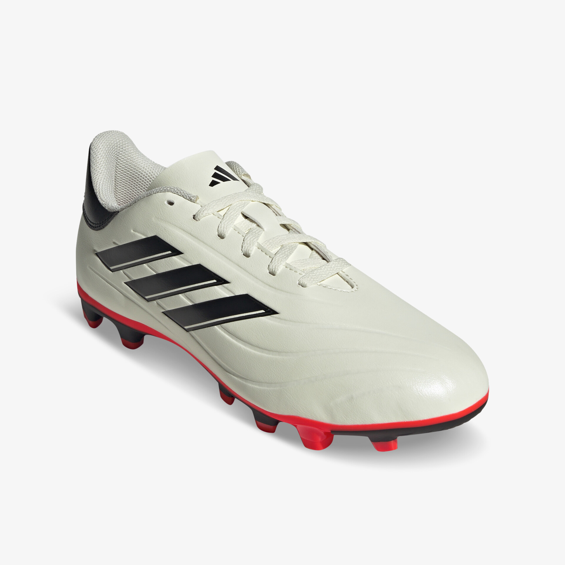 Weißer Fußballschuh mit roten Nocken und schwarzem Markenlogo in schräger Vorderansicht zeigt sportlichen Stabilität und Komfort