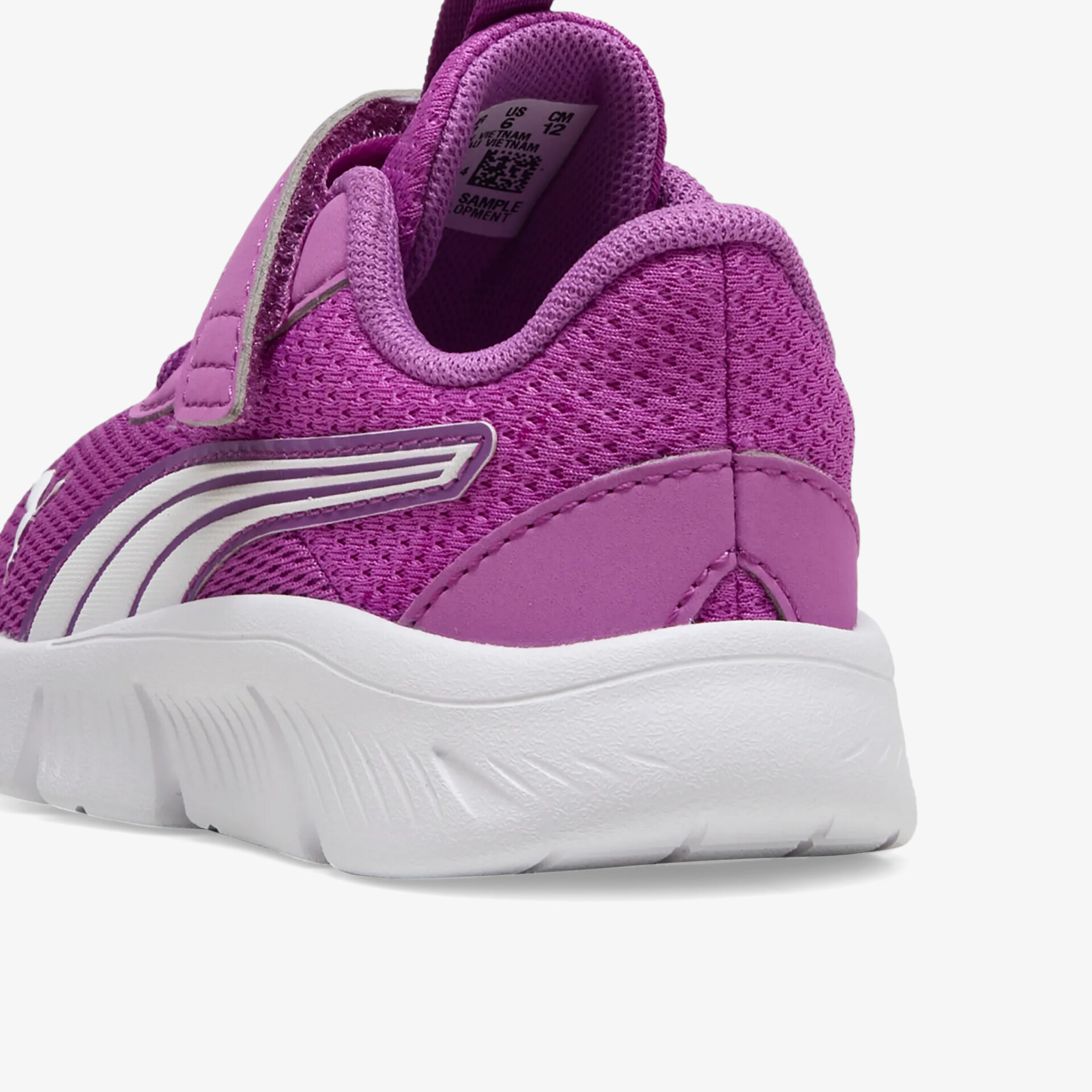 Detailansicht eines lila Sneakers mit gepolstertem Absatz und atmungsaktivem Material für optimalen Tragekomfort