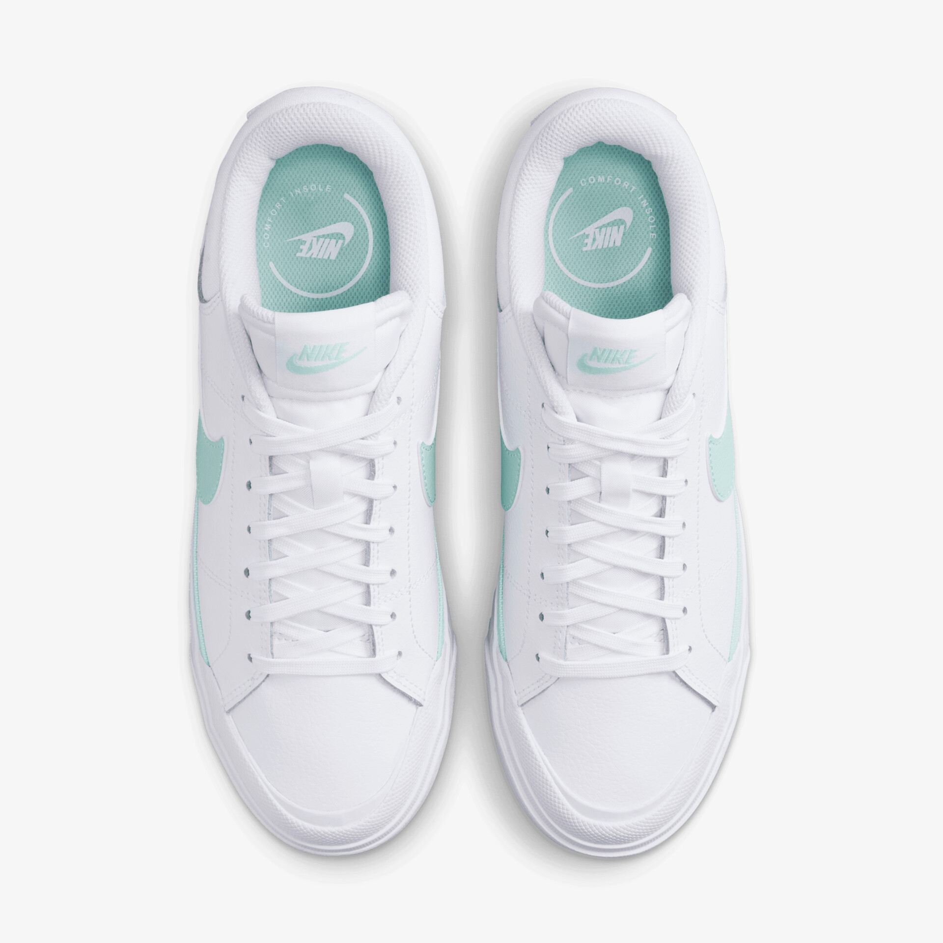 Weißes Sneaker-Paar aus bequemen, atmungsaktiven Material mit modernem, sportlichem Design, Draufsicht