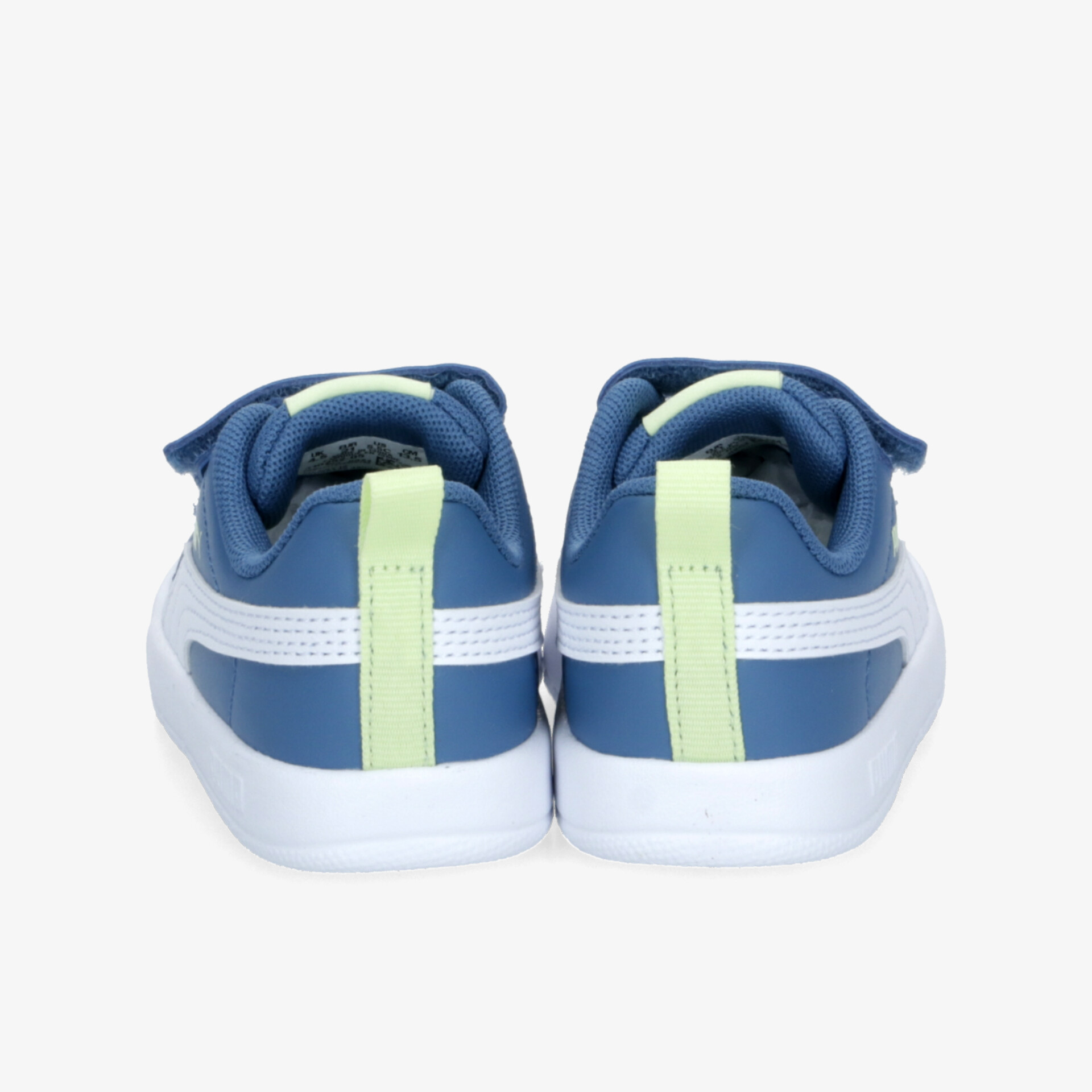 Rückansicht von blau-weißen sportlichen Schuhen mit elastischem Band und bequemem Sitz auf weißem Hintergrund