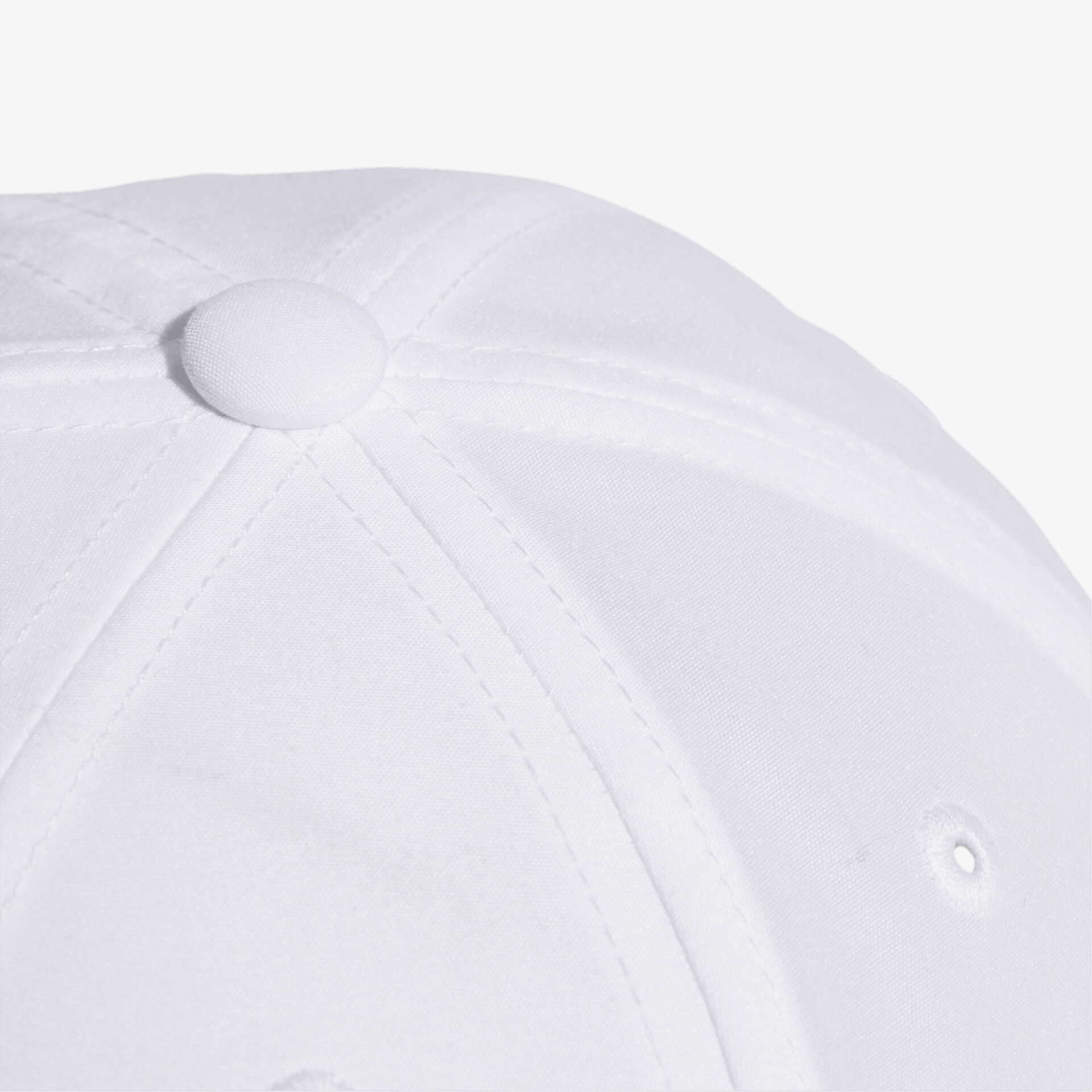 Weiße Baseballkappe mit klassischem Design und komfortabler Passform für einen stilvollen Freizeitlook.