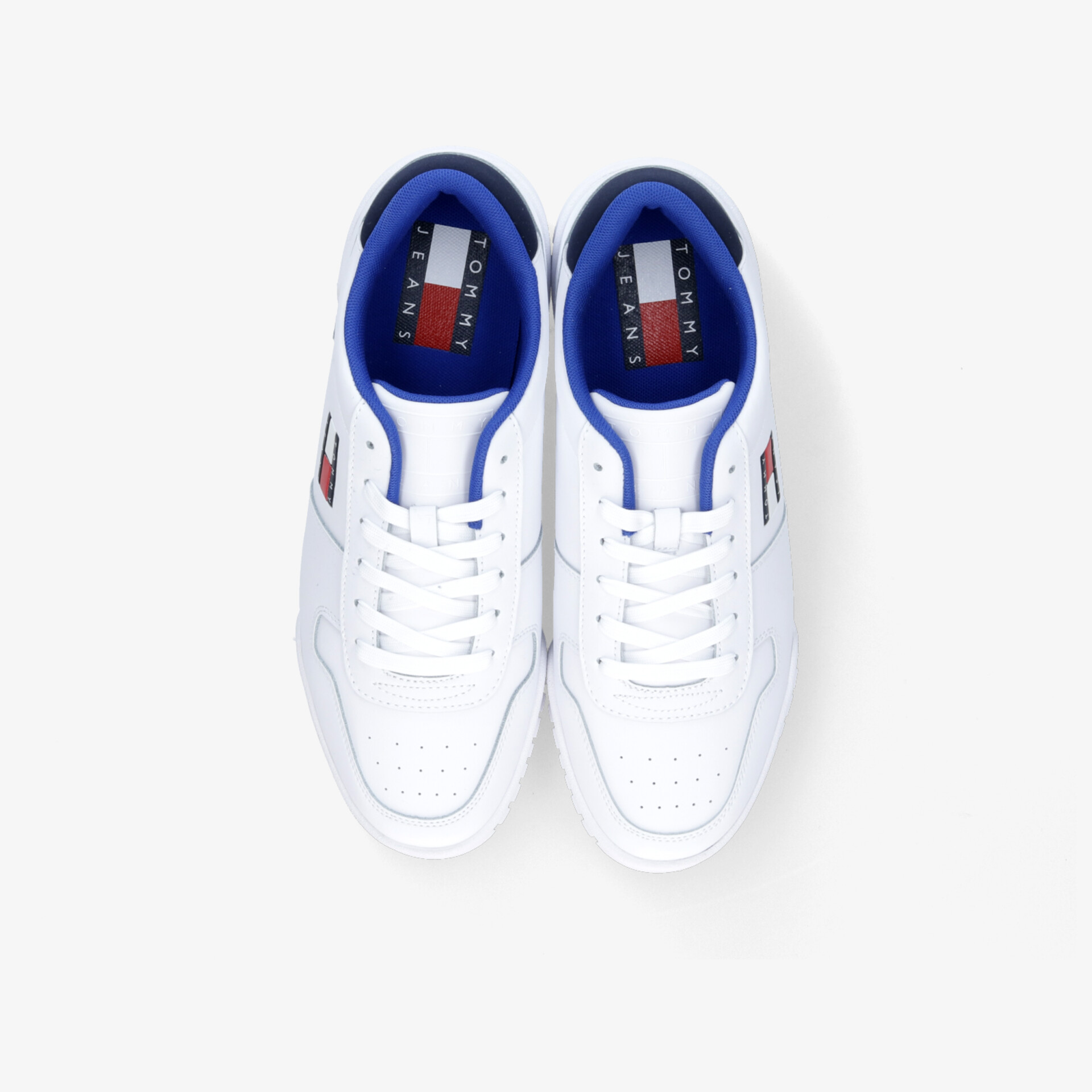 Weiße Sneaker im Paar, bequem und atmungsaktiv, ideal für sportliche Aktivitäten und den Alltag