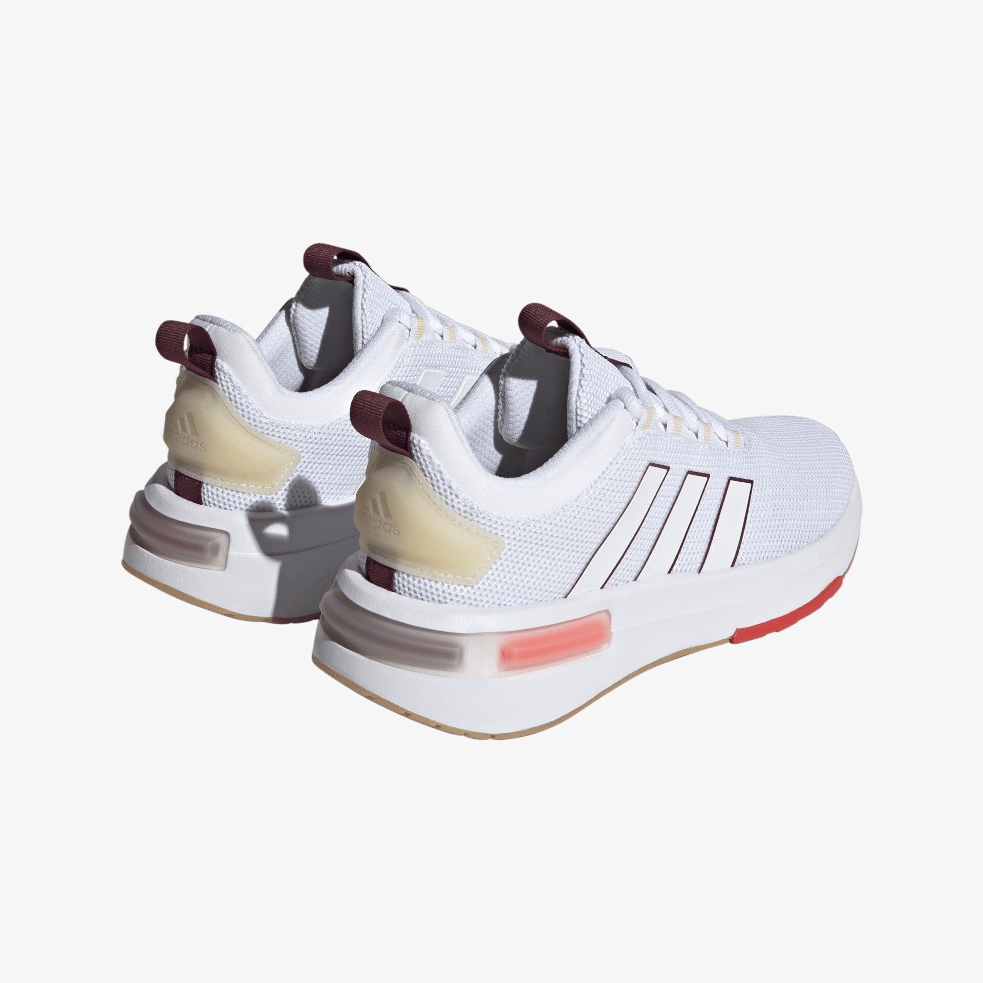 Weiße Sportschuhe mit modernem Design und roten Akzenten, ideal für vielseitige sportliche Aktivitäten.