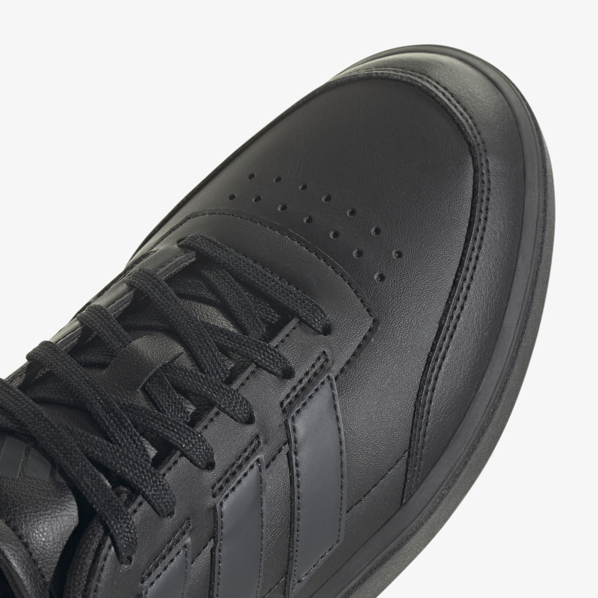 Moderner schwarzer Sneaker in Lederoptik mit rutschfester Sohle und strapazierfähigem Design für vielseitigen Einsatz