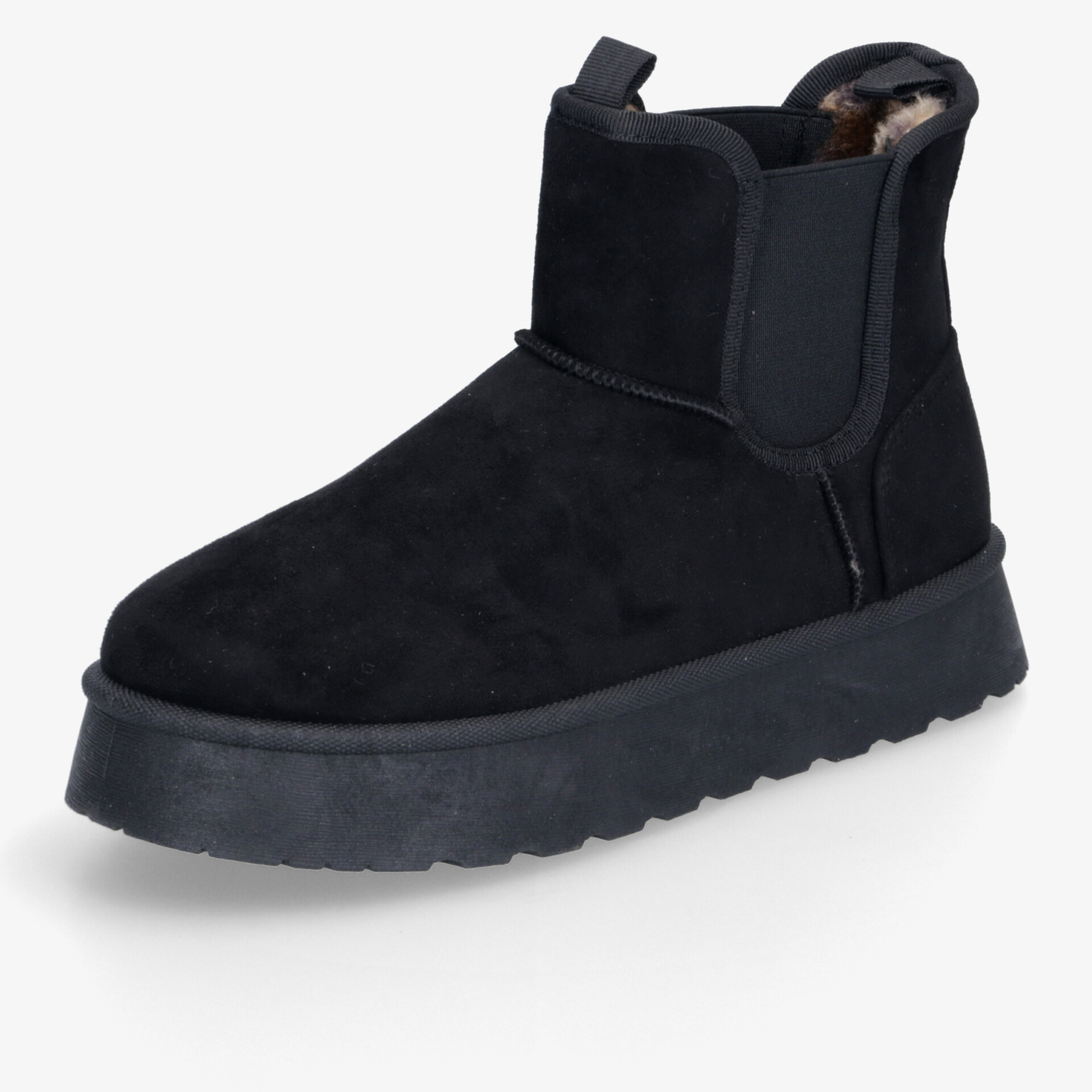 Schwarzer Schuh mit dicker Sohle, bequem und warm, seitliche Ansicht zeigt flexibles Material und praktischen Einstieg