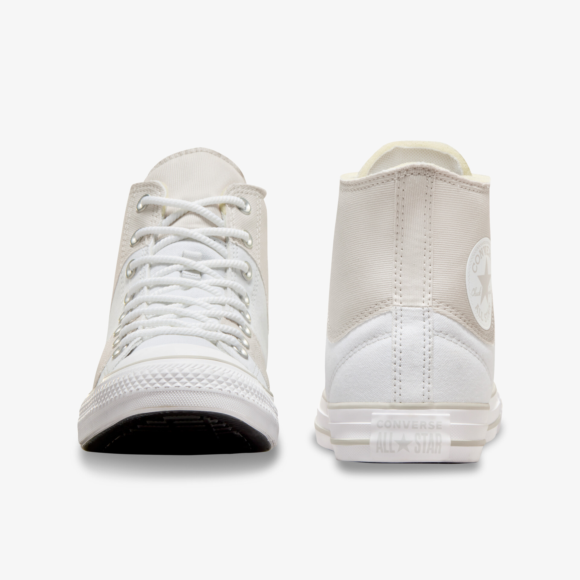 Weiße Sneaker in Front- und Rückansicht mit hoher Schaftform und strapazierfähiger Gummisohle