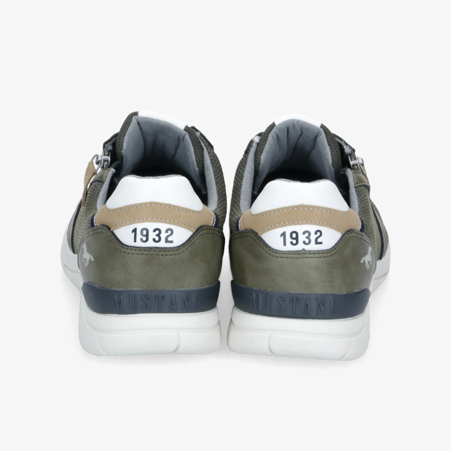 Rückansicht von zwei sportlichen, gepolsterten Sneakers mit rutschfester Sohle und robuster Verarbeitung