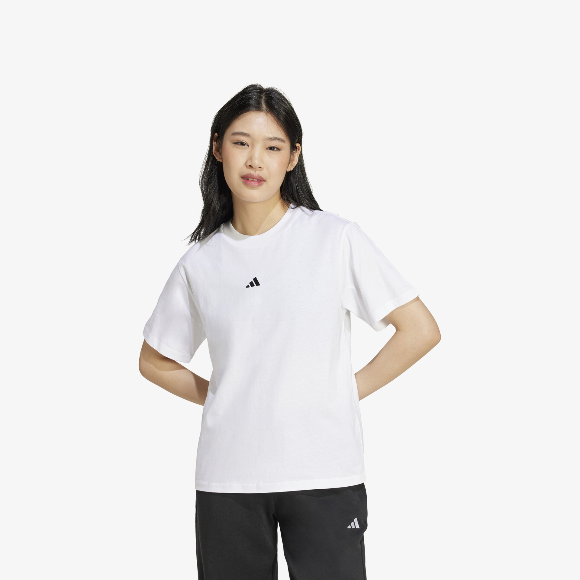 Bequeme und atmungsaktive Freizeitkleidung bestehend aus schwarzer Hose und weißem T-Shirt in Frontansicht