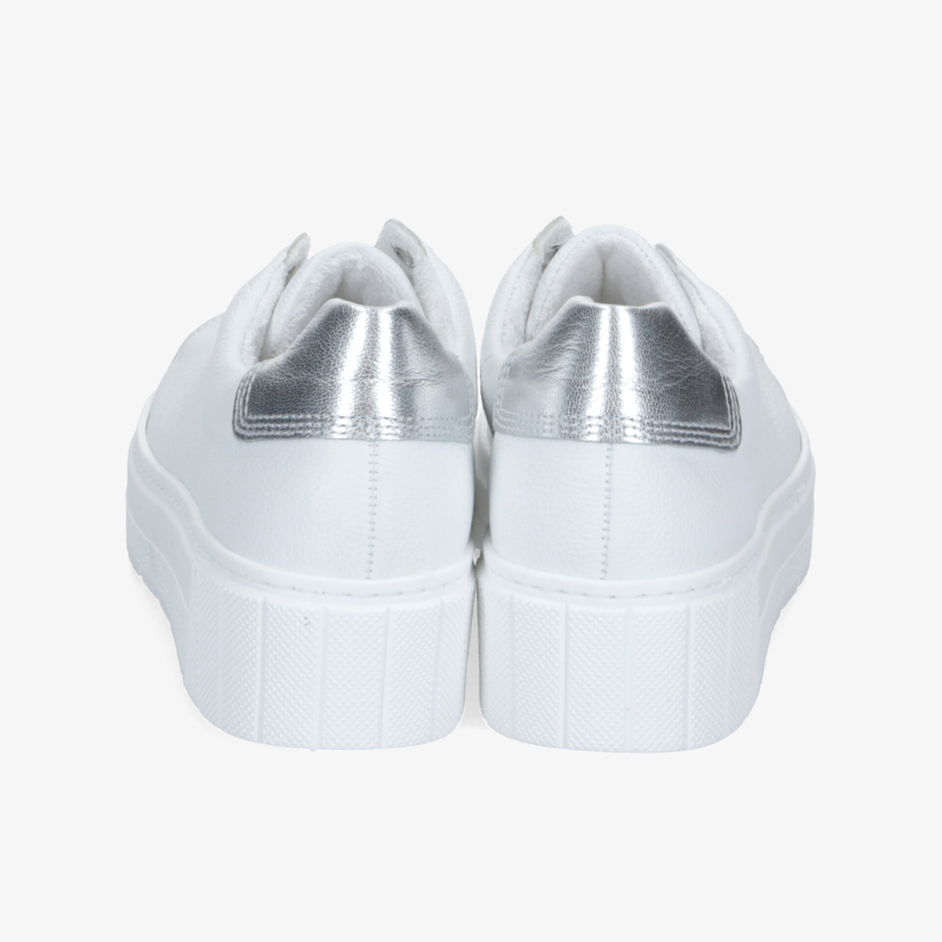 Weiße Sneaker mit auffälligem silbernem Detail an der Rückseite und dicker robuster Sohle für Komfort