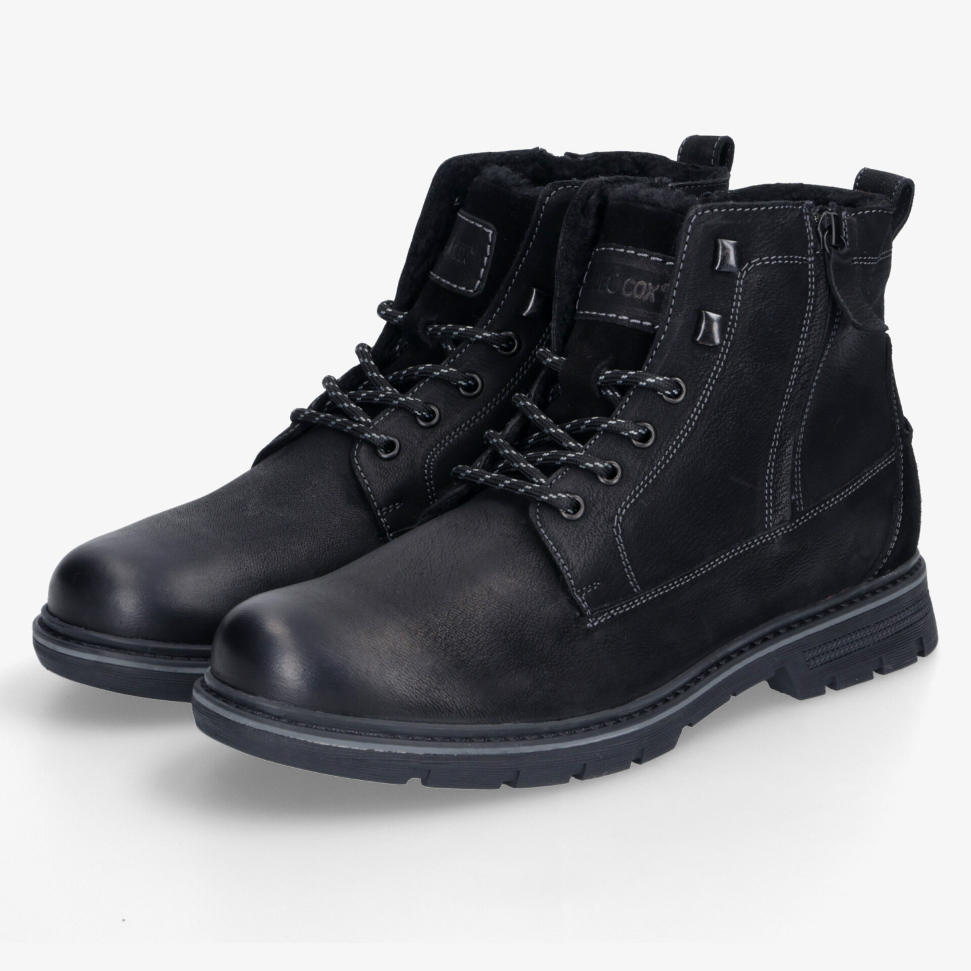 Robuste schwarze Lederstiefel mit bequemer Schnürung bieten Komfort und Schutz für kaltes Wetter.