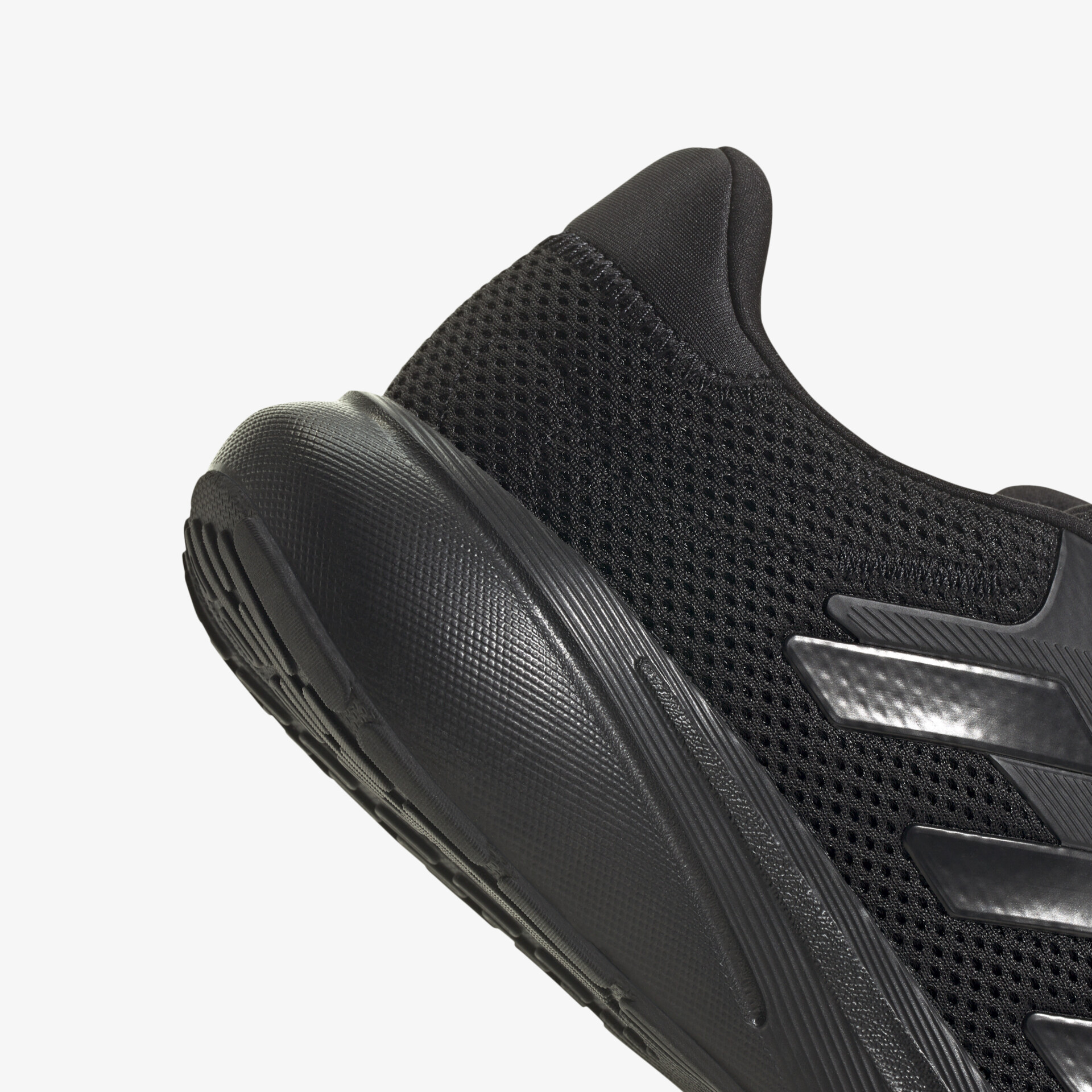 Schwarzer Sportschuh aus atmungsaktivem Material mit leichter, flexibler Bauweise und rutschfester Sohle