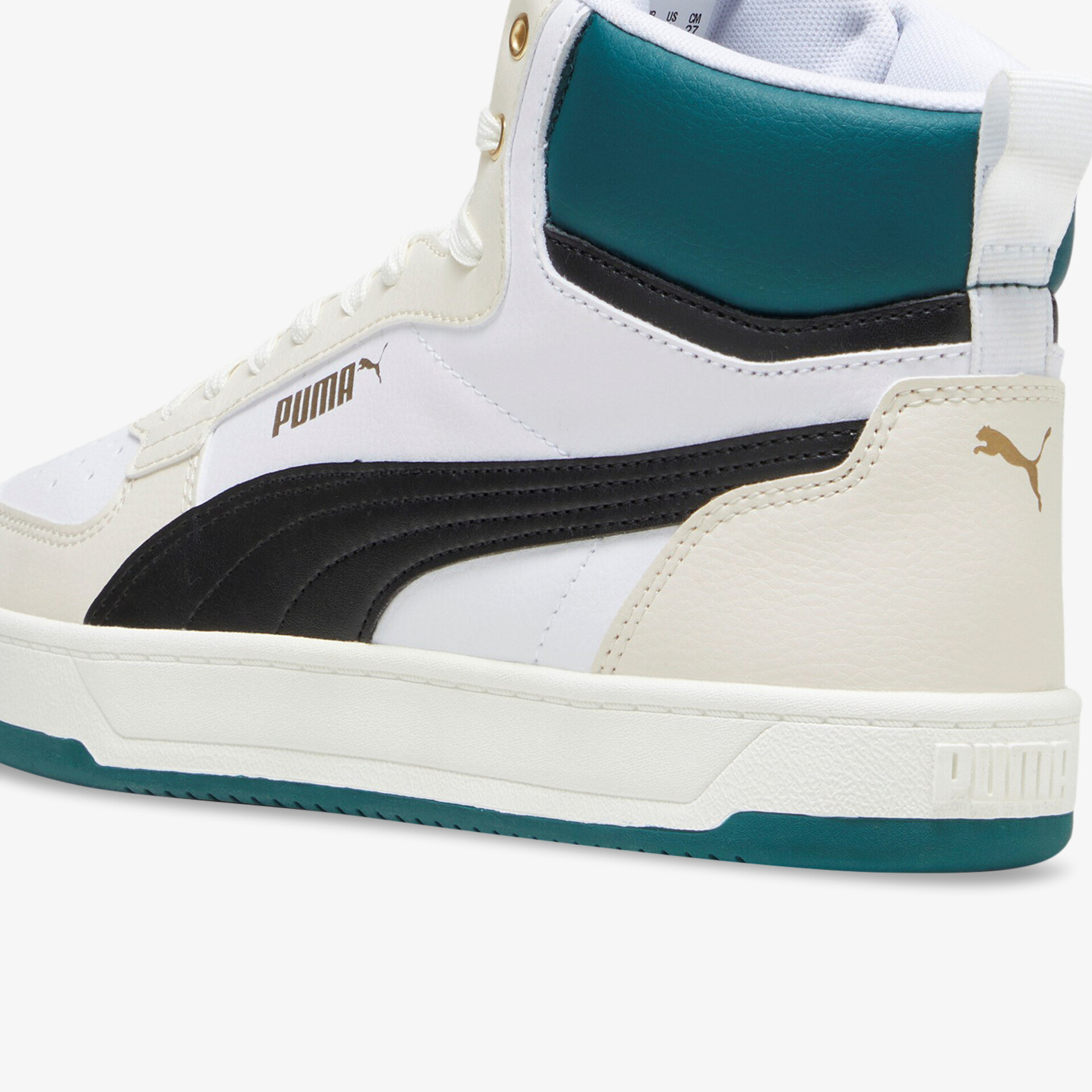 Weißer Sneaker mit schwarzem Logo und grünen Akzenten, stilvolle Wahl für Alltag und Sport.