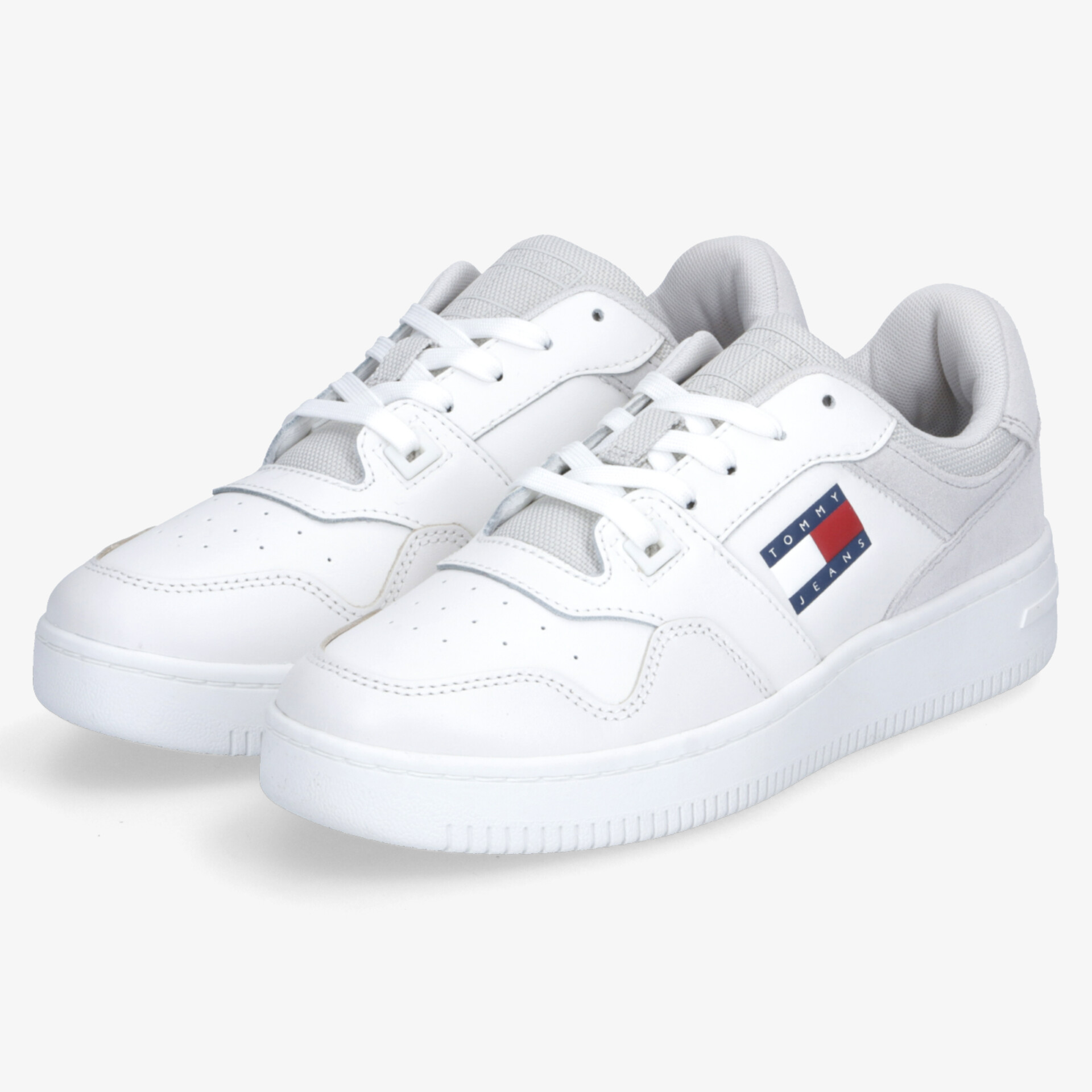 Weißes Sneaker-Paar in schräger Vorderansicht, bequem und strapazierfähig mit modernem Design