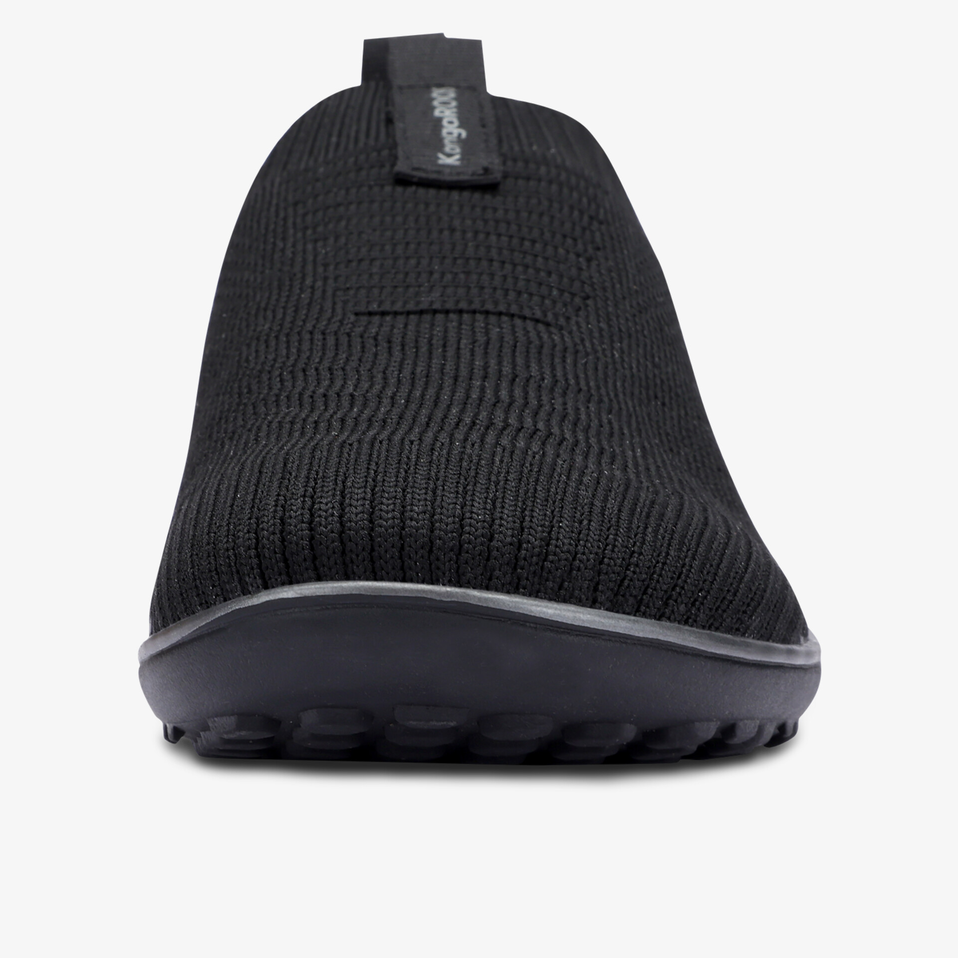 Vorderansicht eines schwarzen, elastischen Schuhs mit rutschfester Sohle und modernem Design