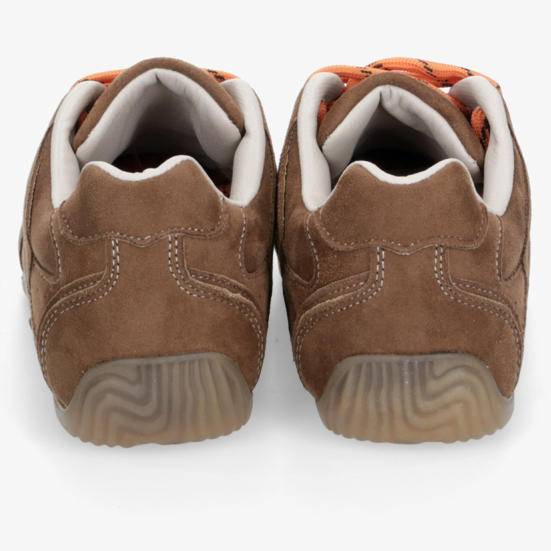 Robuste Ledersneaker mit weichem Wildleder und rutschfester Sohle in klarer Rückansicht