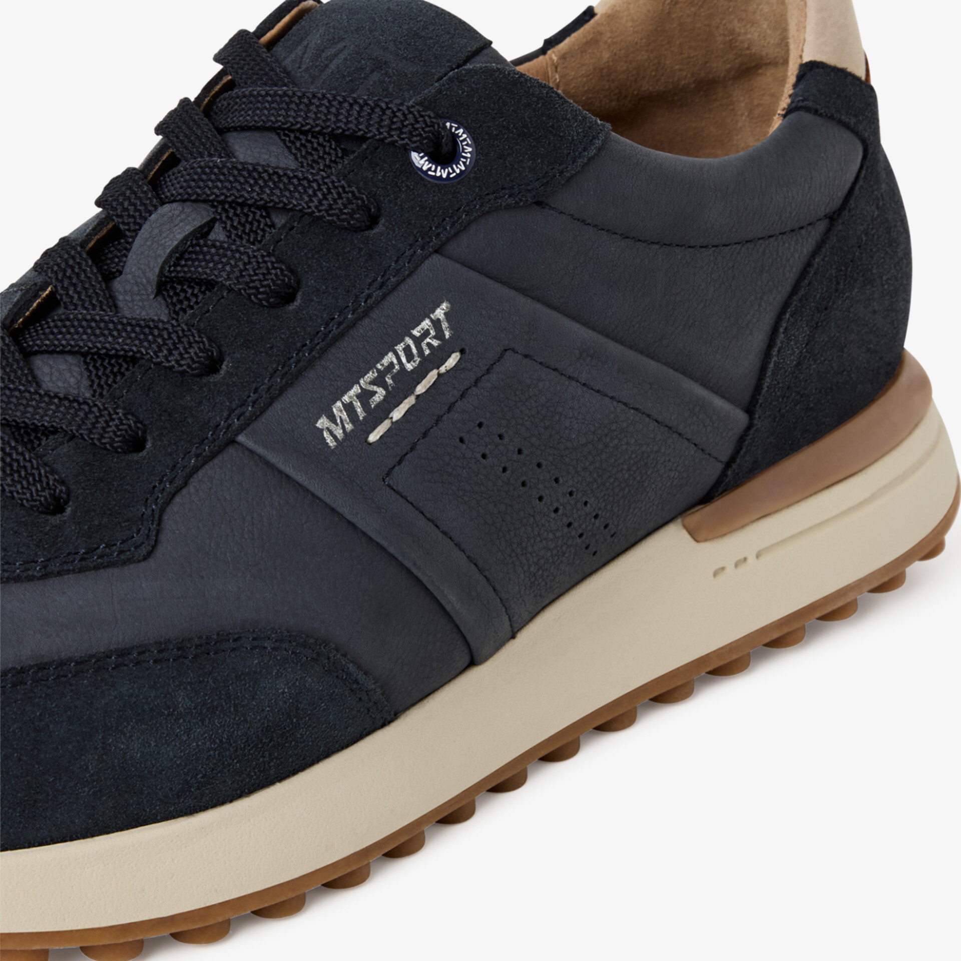 Schwarzer sportlicher Sneaker mit komfortabler Passform und rutschfester Gummisohle