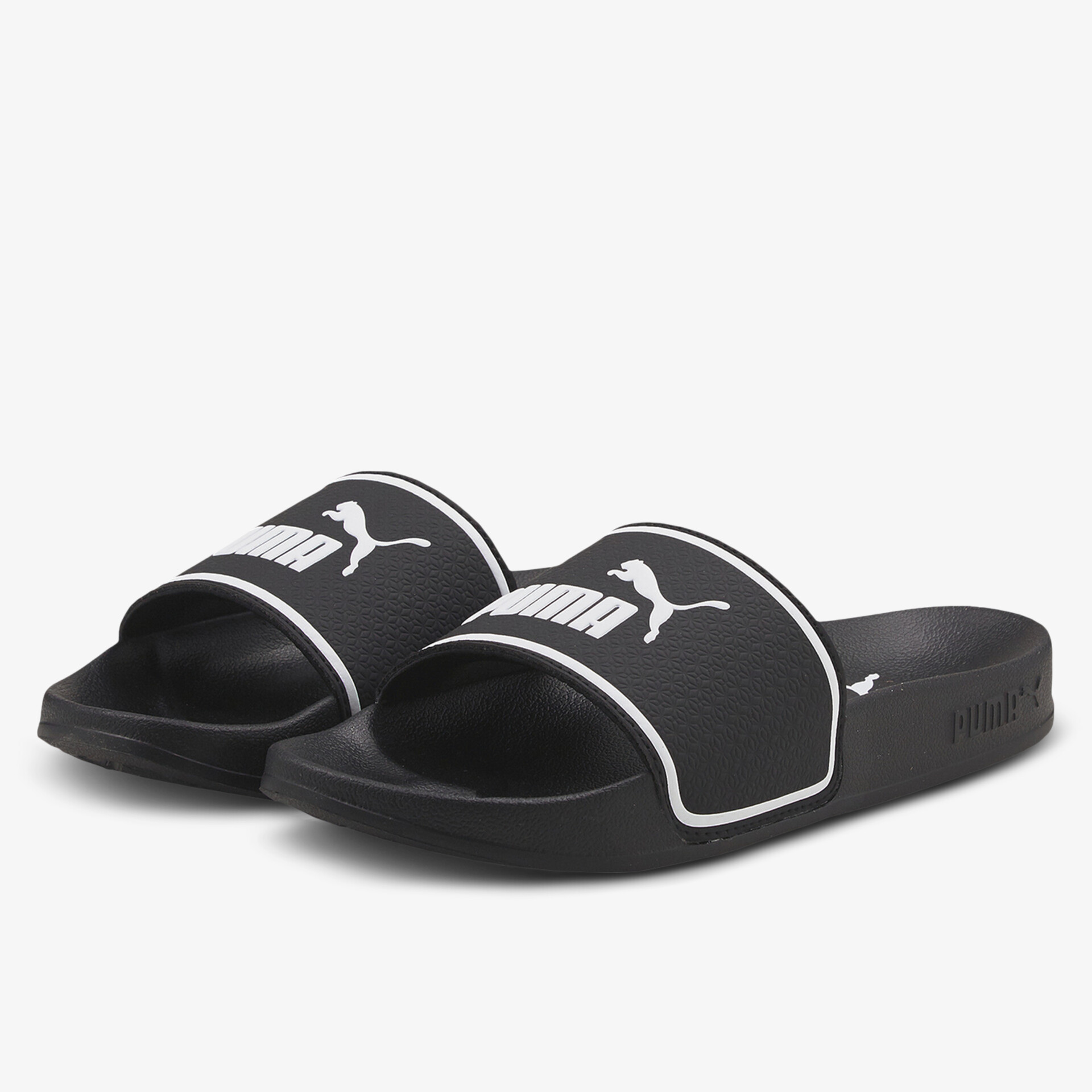 Schwarze Puma Slides mit bequemem Fußbett und weißem Logo, ideal für den Alltag und Strand