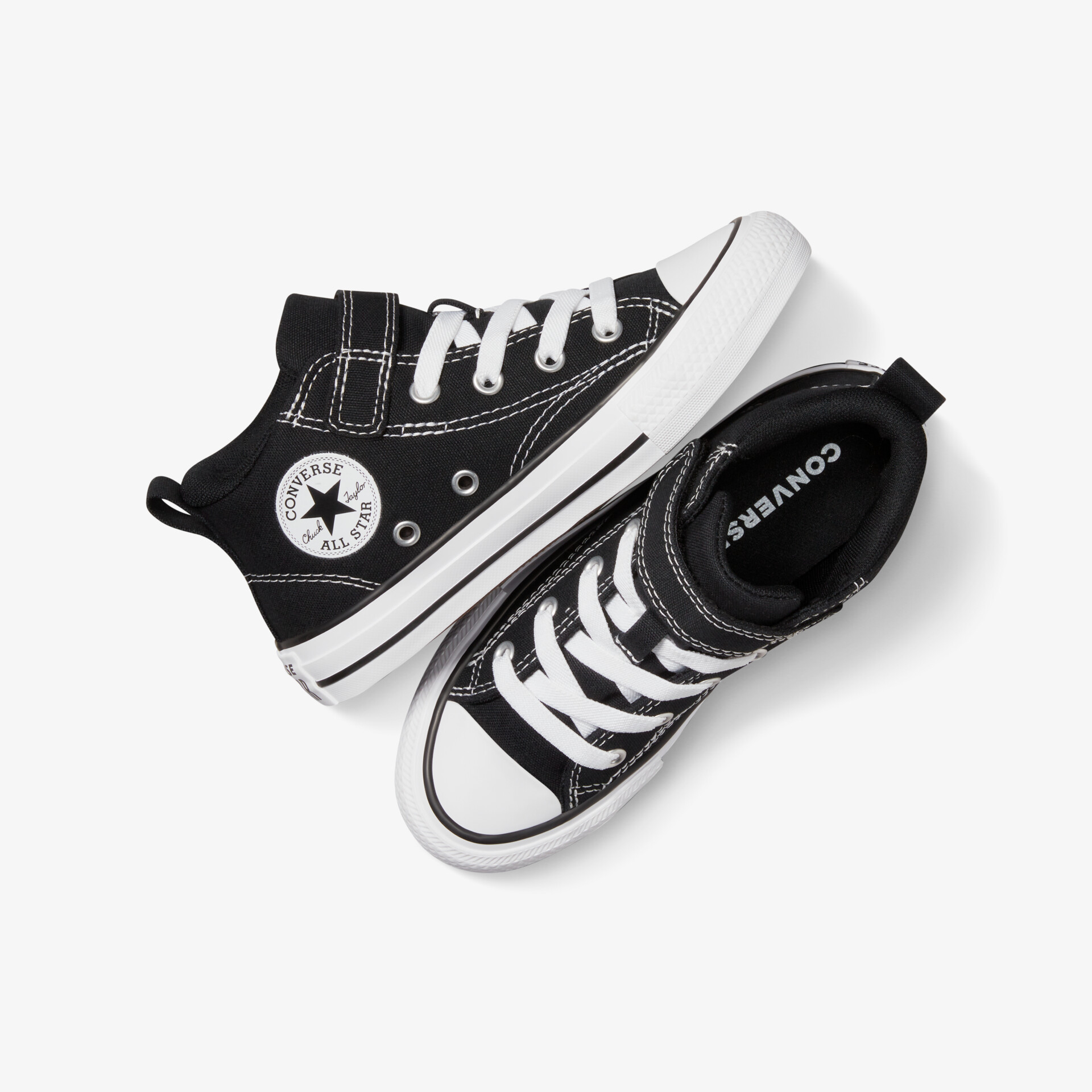 Schwarze, knöchelhohe Sneaker mit weißer Sohle und markantem Logo für vielseitigen Stil und Komfort.