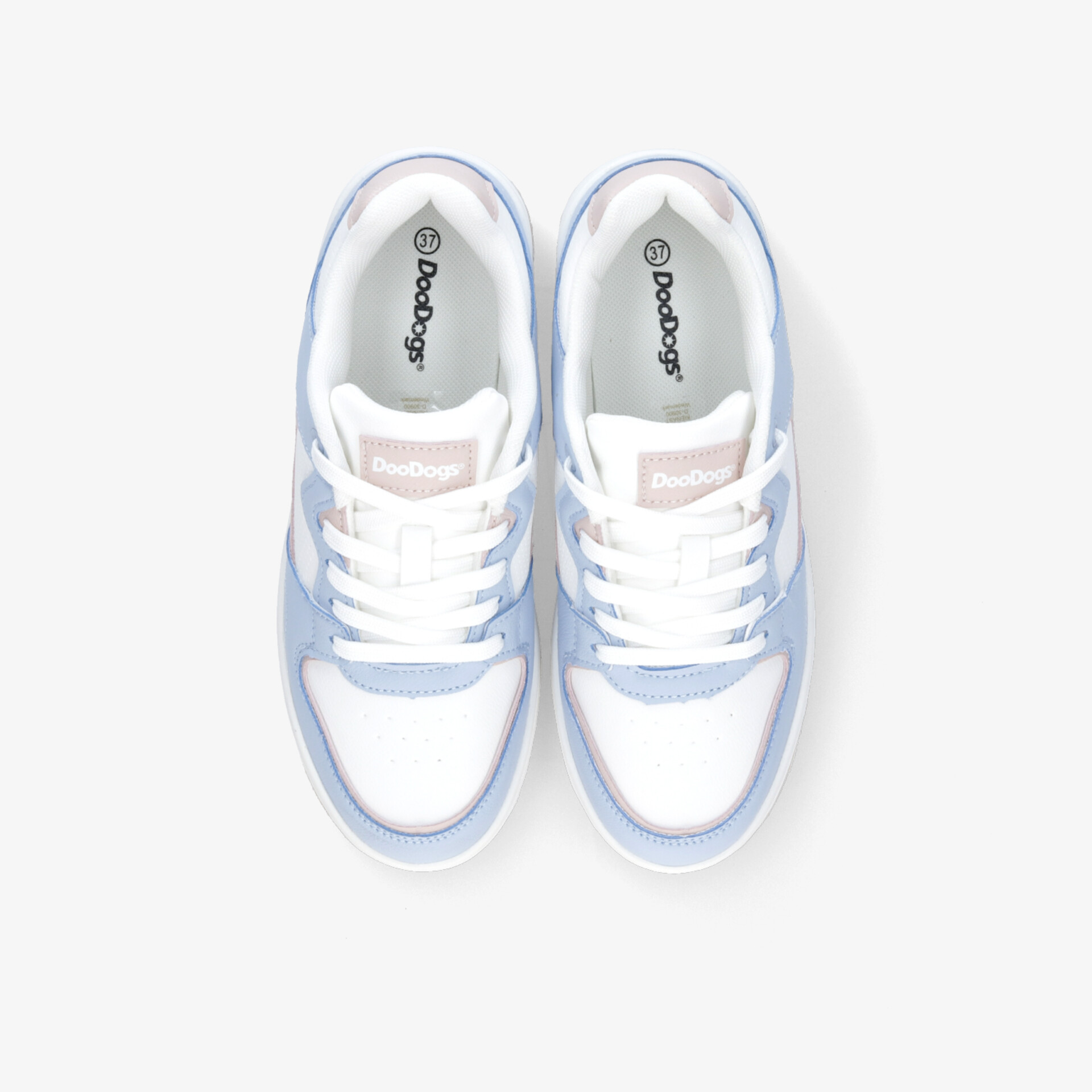 Weiße Sneaker im Paar von oben gesehen mit klassischer Schnürung und bequemer Passform, ideal für Alltag und Sport