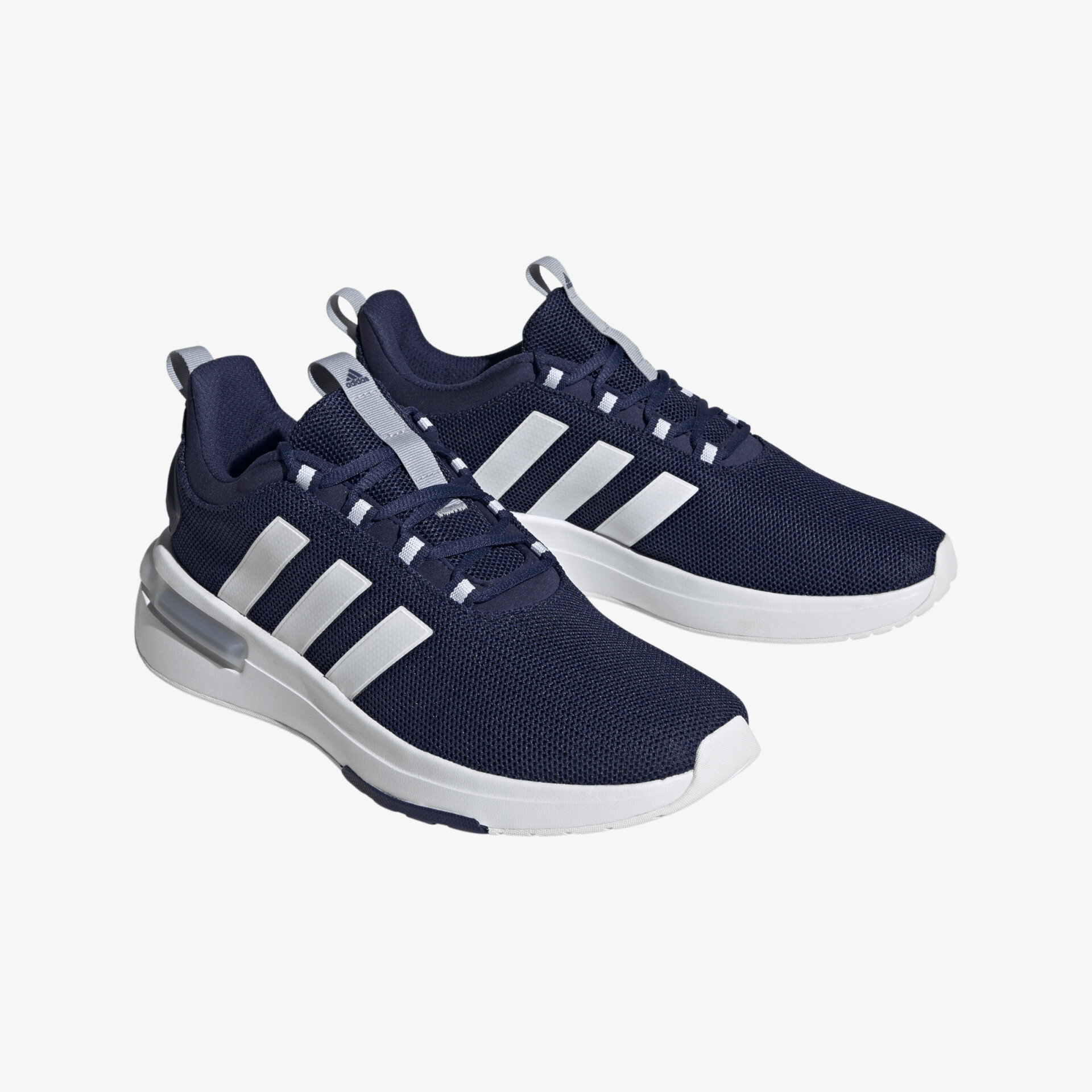 Stylische schwarze Sneakers mit weißen Streifen und komfortabler Sohle für optimalen Tragekomfort.