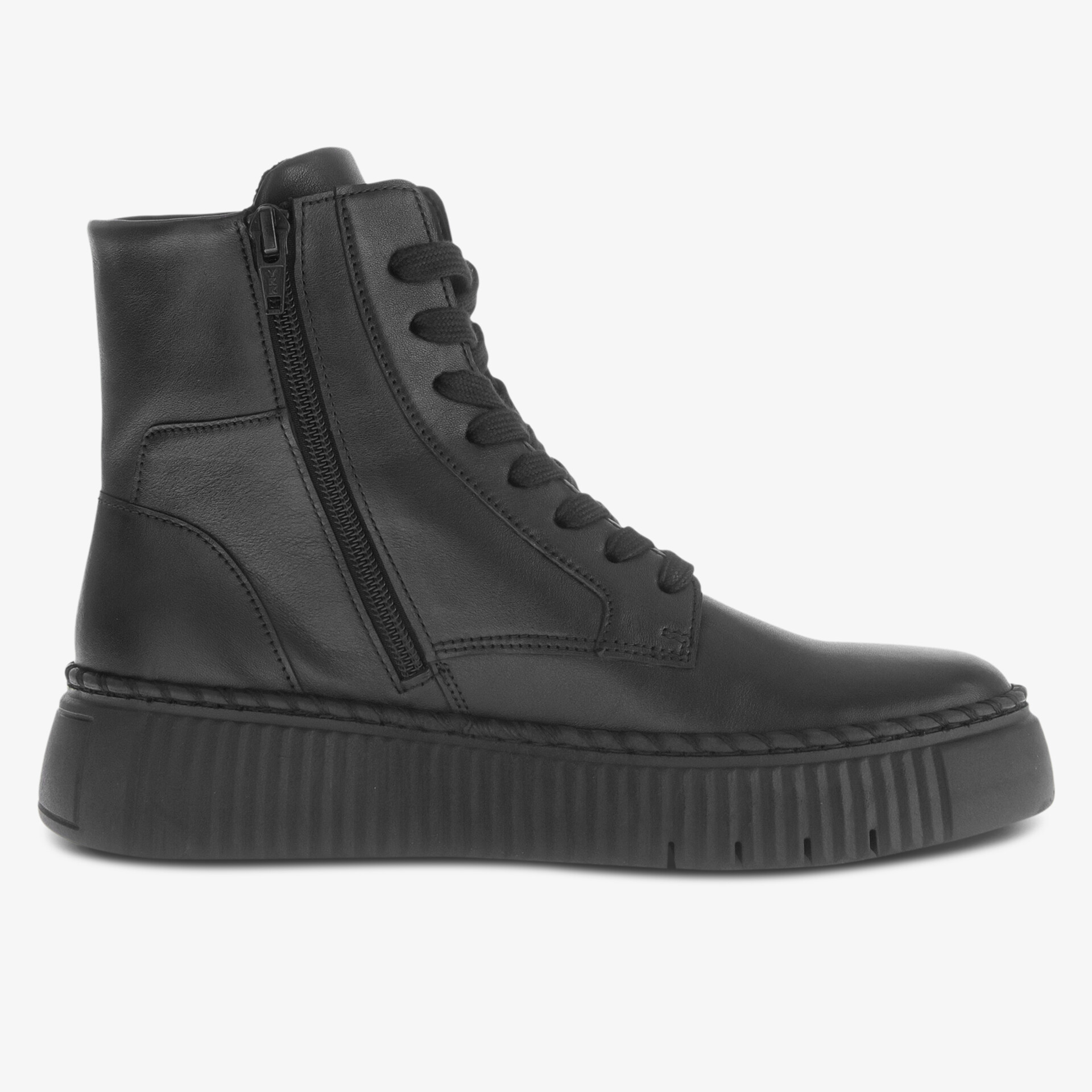 Seitliche Ansicht eines schwarzen Schnürboots mit Reißverschluss und robuster, profilierter Sohle