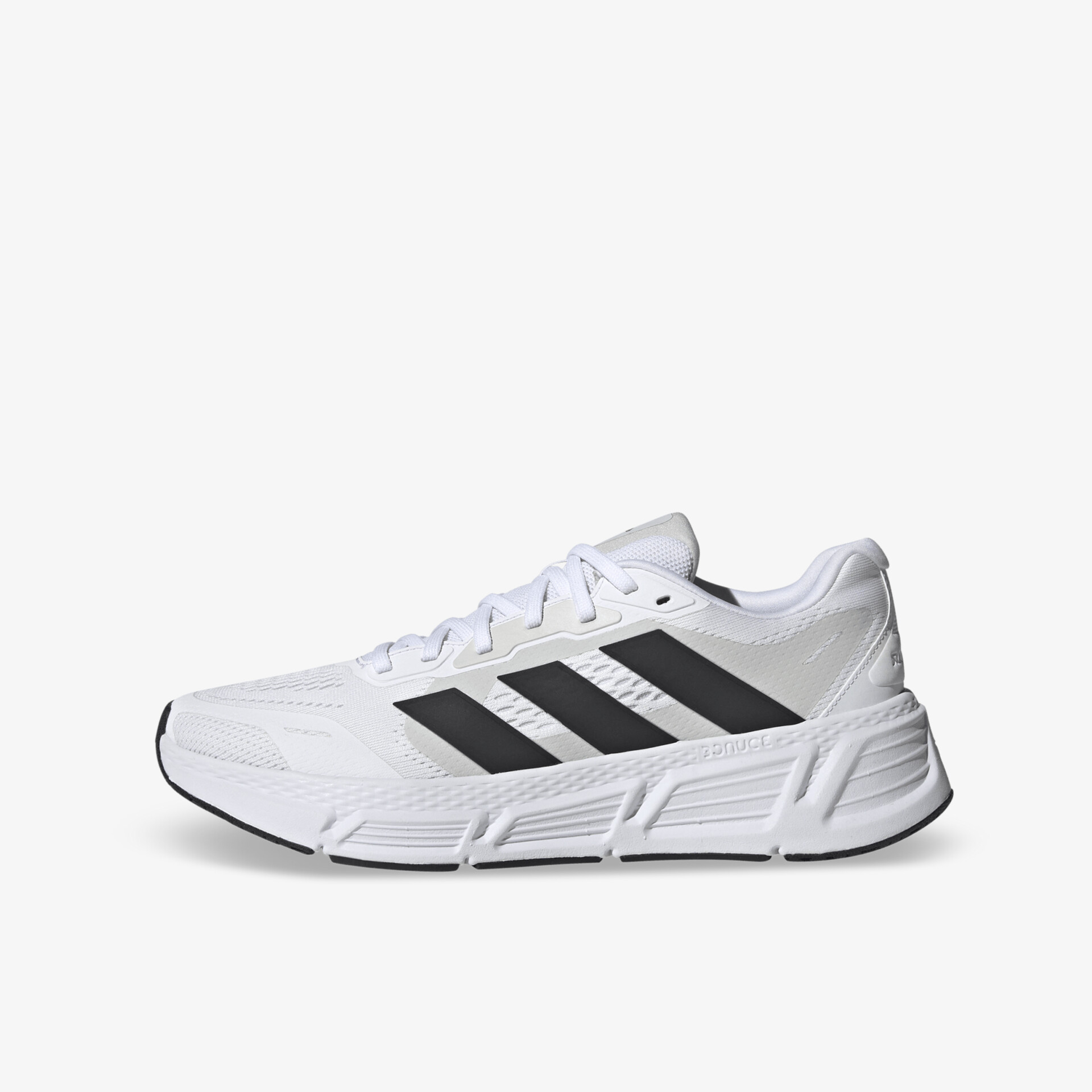 Moderner weißer Sneaker mit schwarzen Streifen, ideal für Sport und Freizeit, bietet optimalen Tragekomfort.