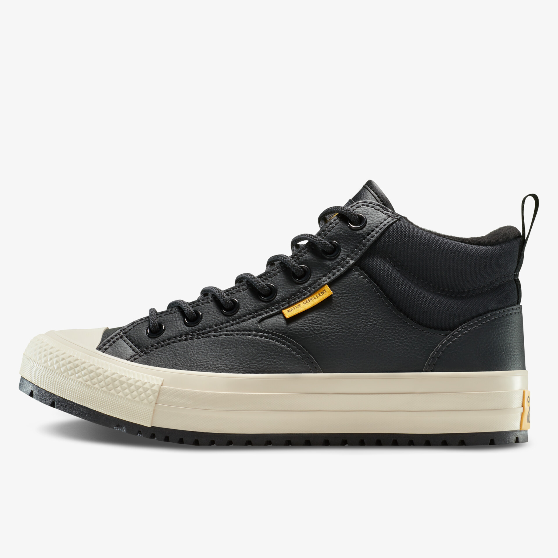Schwarzer Sneaker mit hochwertigem Leder, robuster Laufsohle und komfortablem Sitz in seitlicher Ansicht