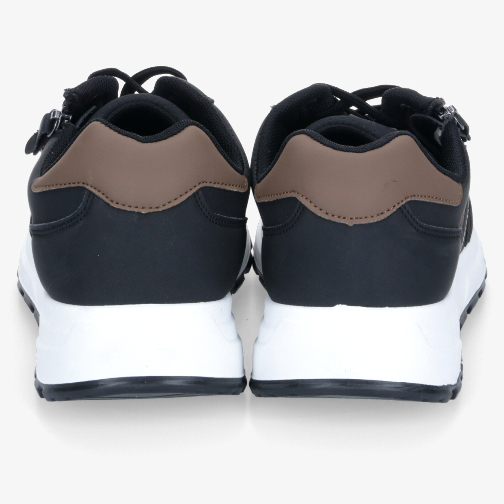 Robuste und stilvolle Sportschuhe mit weicher Polsterung und modernem Design, Rückansicht