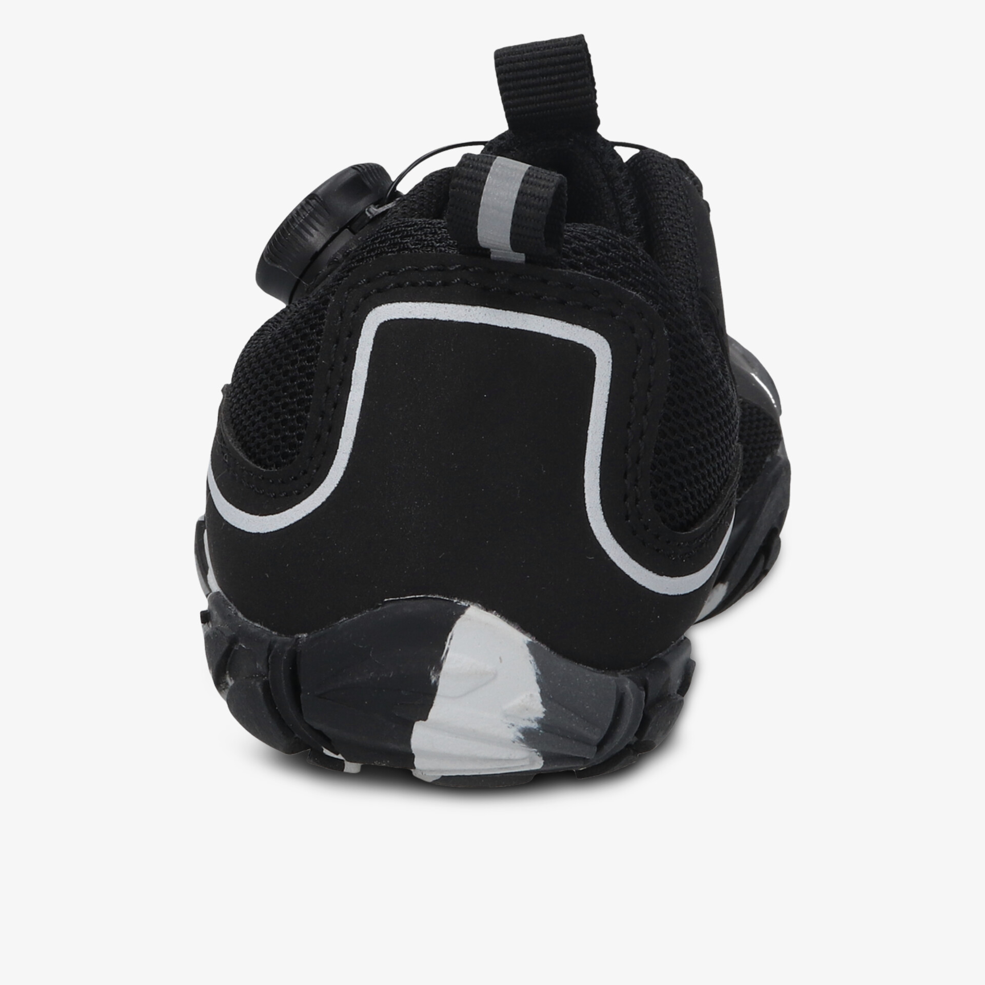 Rückansicht des Sportschuhs mit robuster, flexibler Sohle und atmungsaktivem Material für optimalen Halt