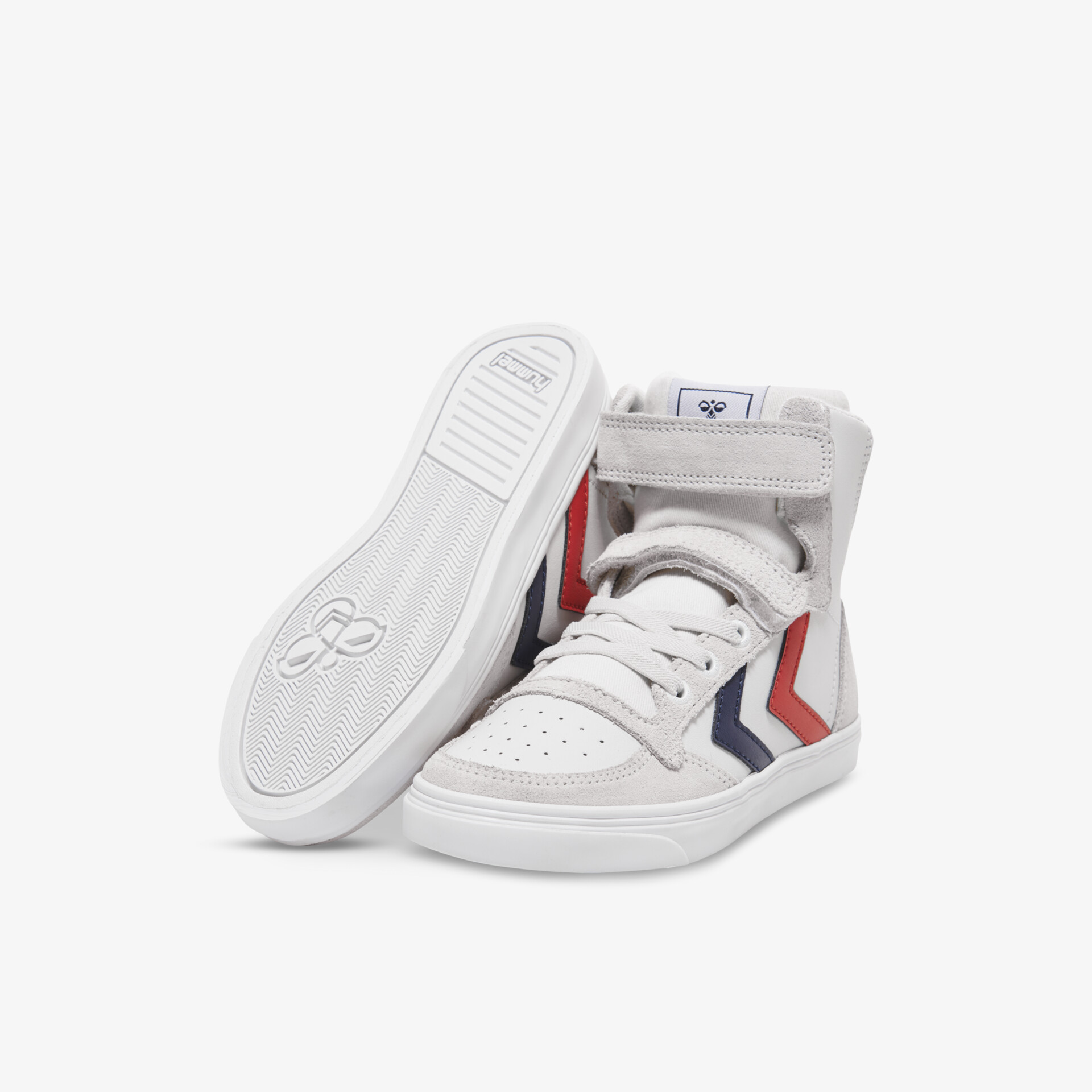 Moderner weißer High-Top-Sneaker mit roten und blauen Details für sportlichen Look.