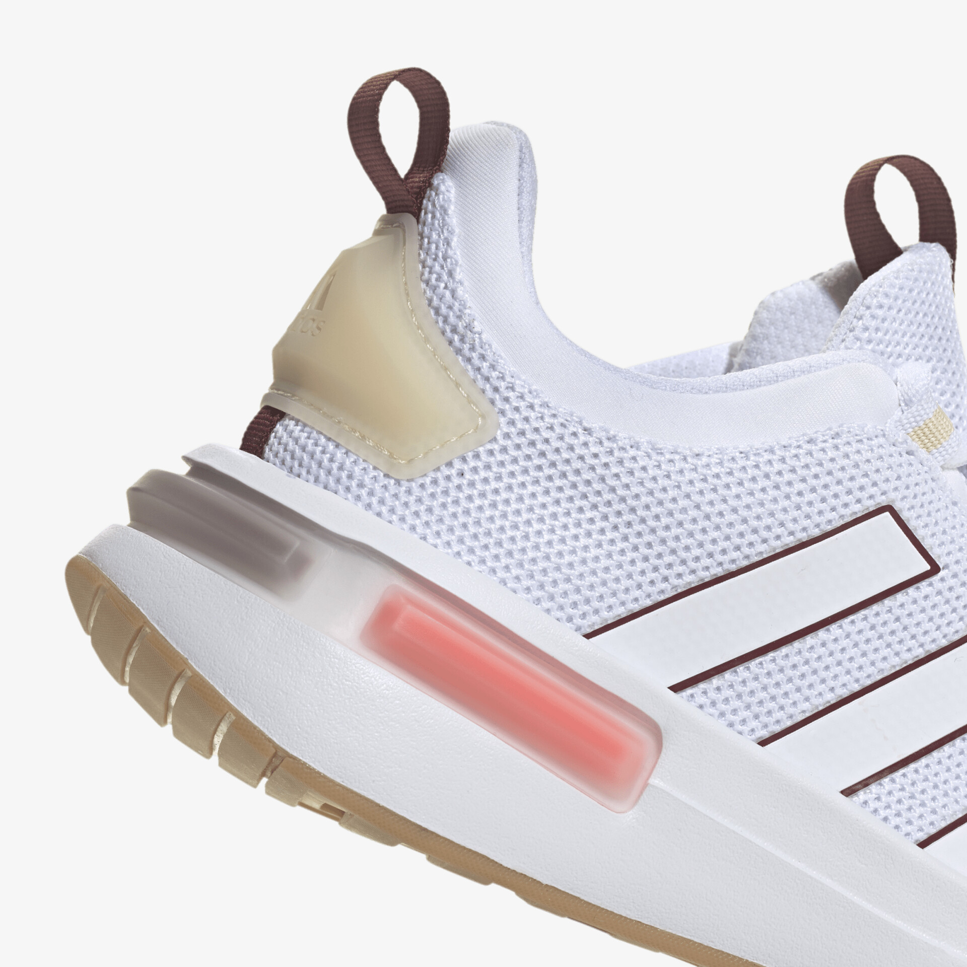 Moderner Sneaker mit atmungsaktivem Mesh und rutschfester Sohle für hohen Tragekomfort.