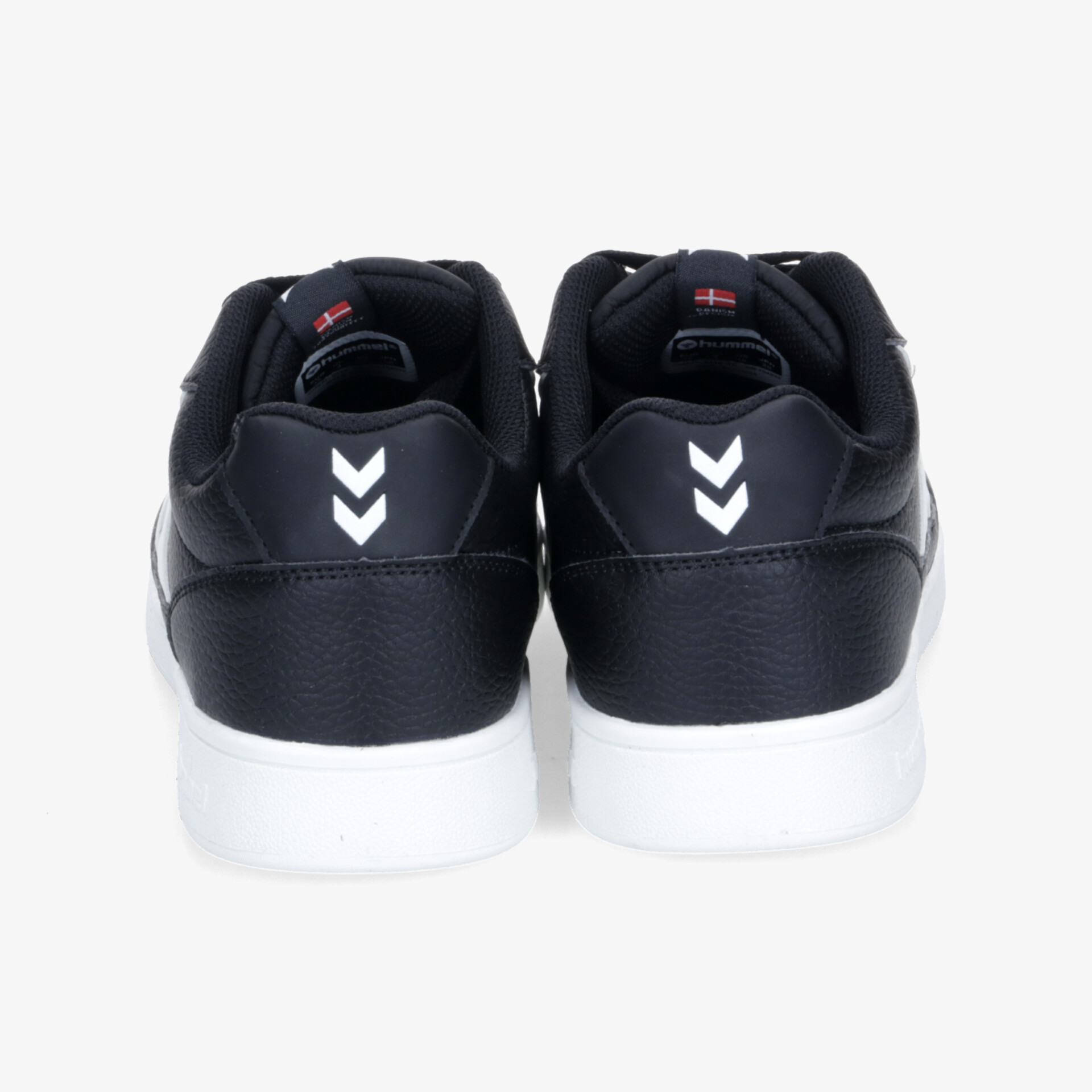 Schwarze Sneaker mit weißer Sohle, robust und bequem im klassischen Design, Rückansicht deutlich sichtbar