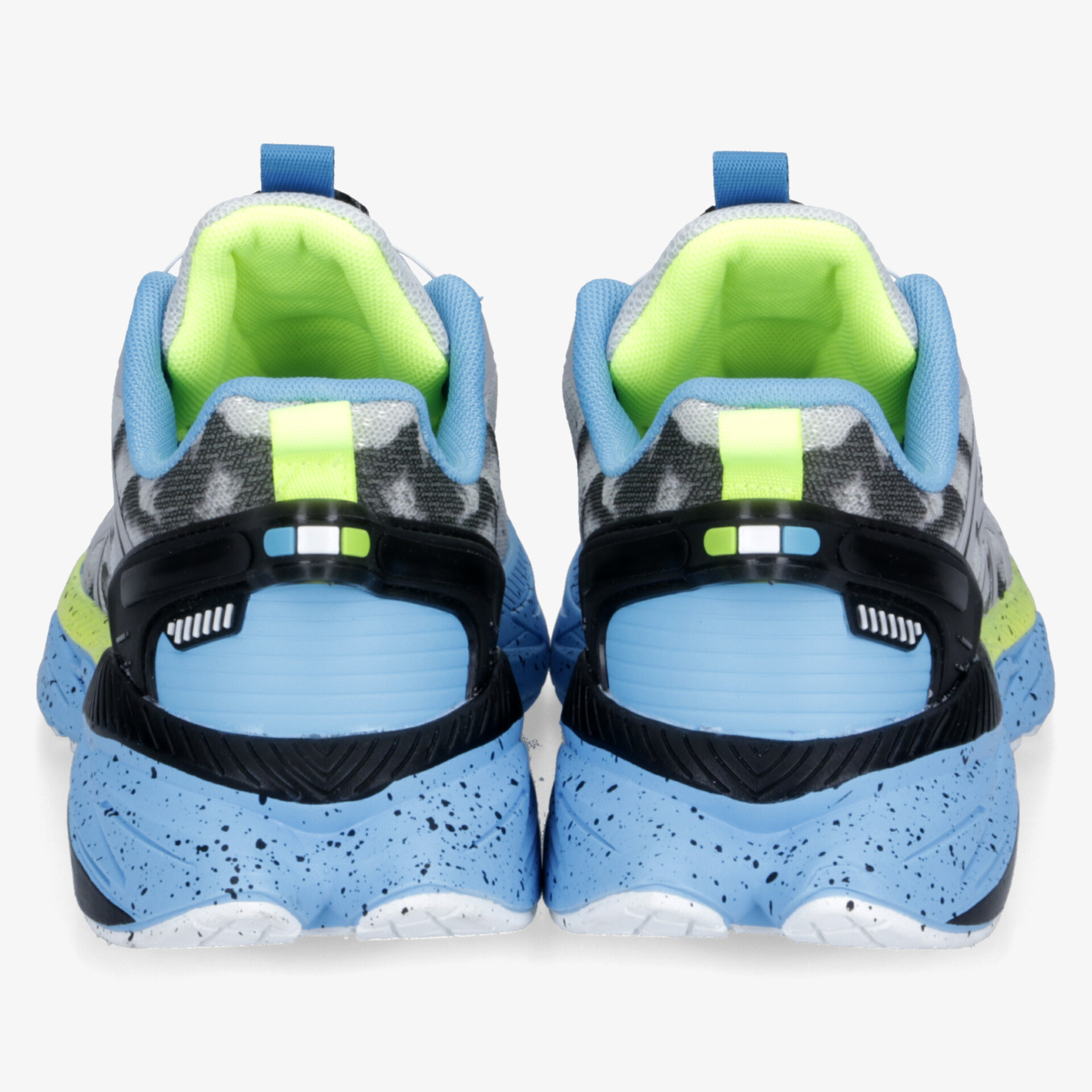 Rückansicht von zwei gepolsterten Sportschuhen mit stabiler Sohle und atmungsaktivem Material in blau und grün