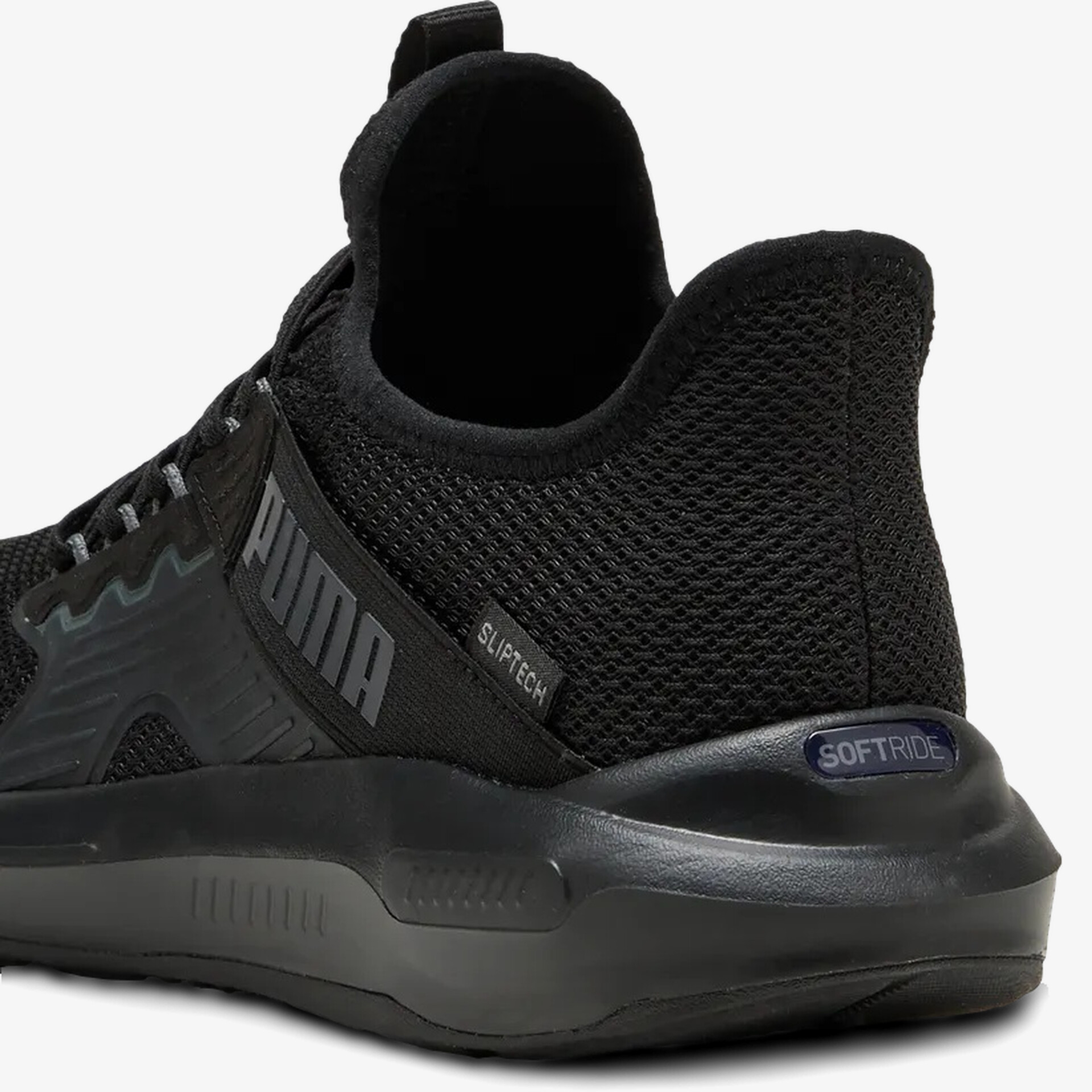Rückansicht des schwarzen Puma Sportschuhs mit weichem Polster und stabiler Fersenkappe