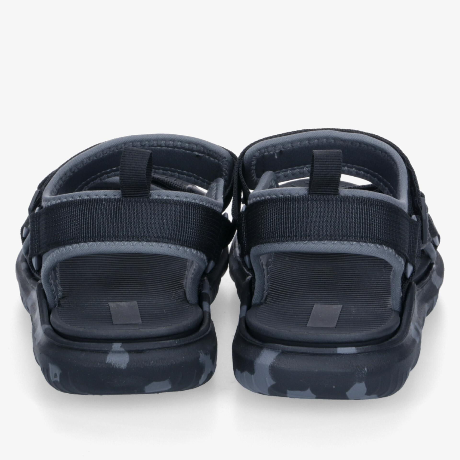 Schwarze sportliche Sandalen mit verstellbaren Riemen und robuster, rutschfester Sohle, Rückansicht