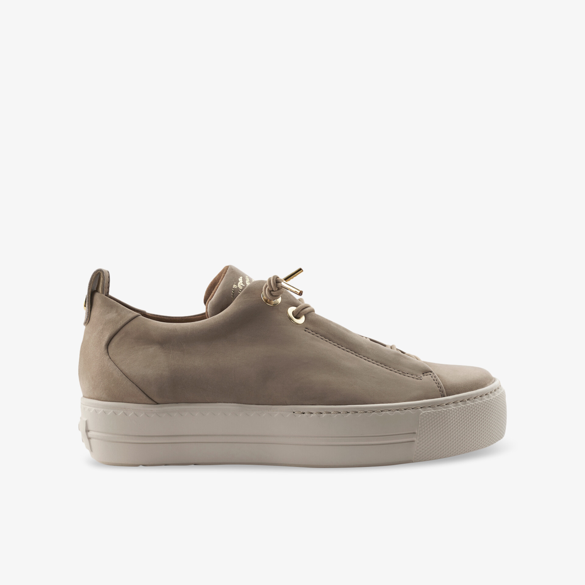 Moderner Sneaker in Beige mit hoher Sohle und goldenen Details, ideal für trendbewussten Komfort.