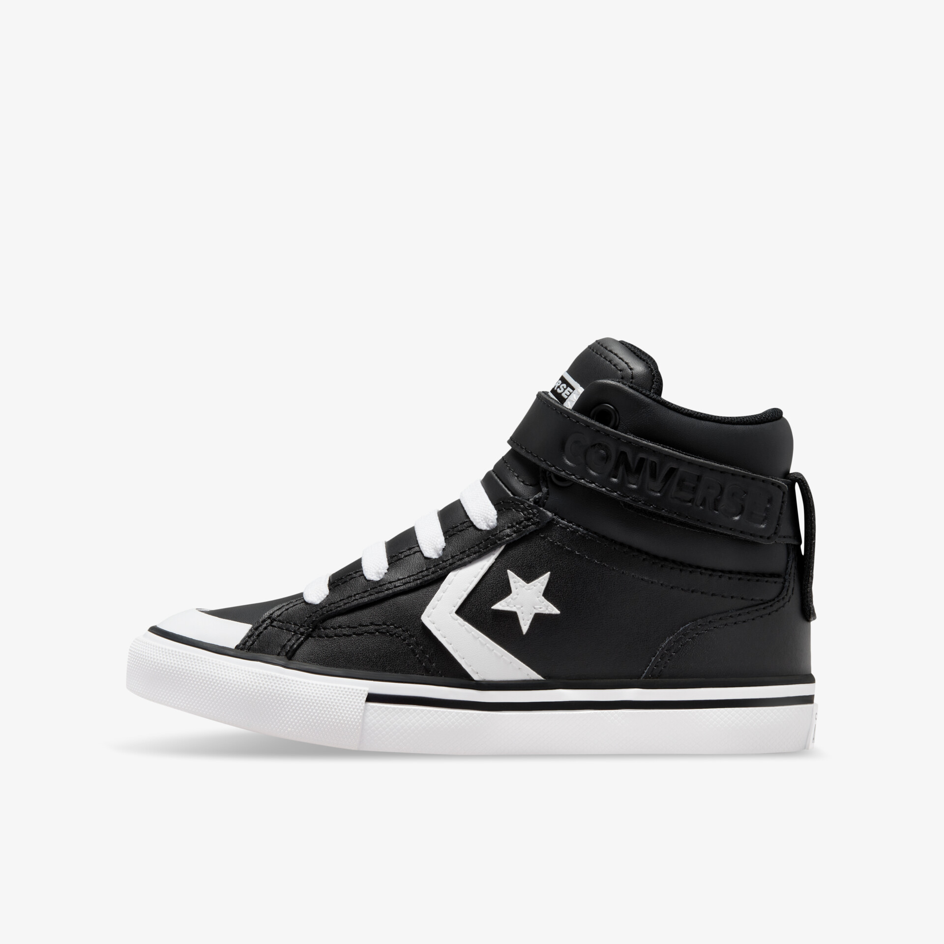 Schwarzer hochwertiger Sneaker mit weißer Sohle, angenehmem Tragekomfort und modernem Design seitlich fotografiert