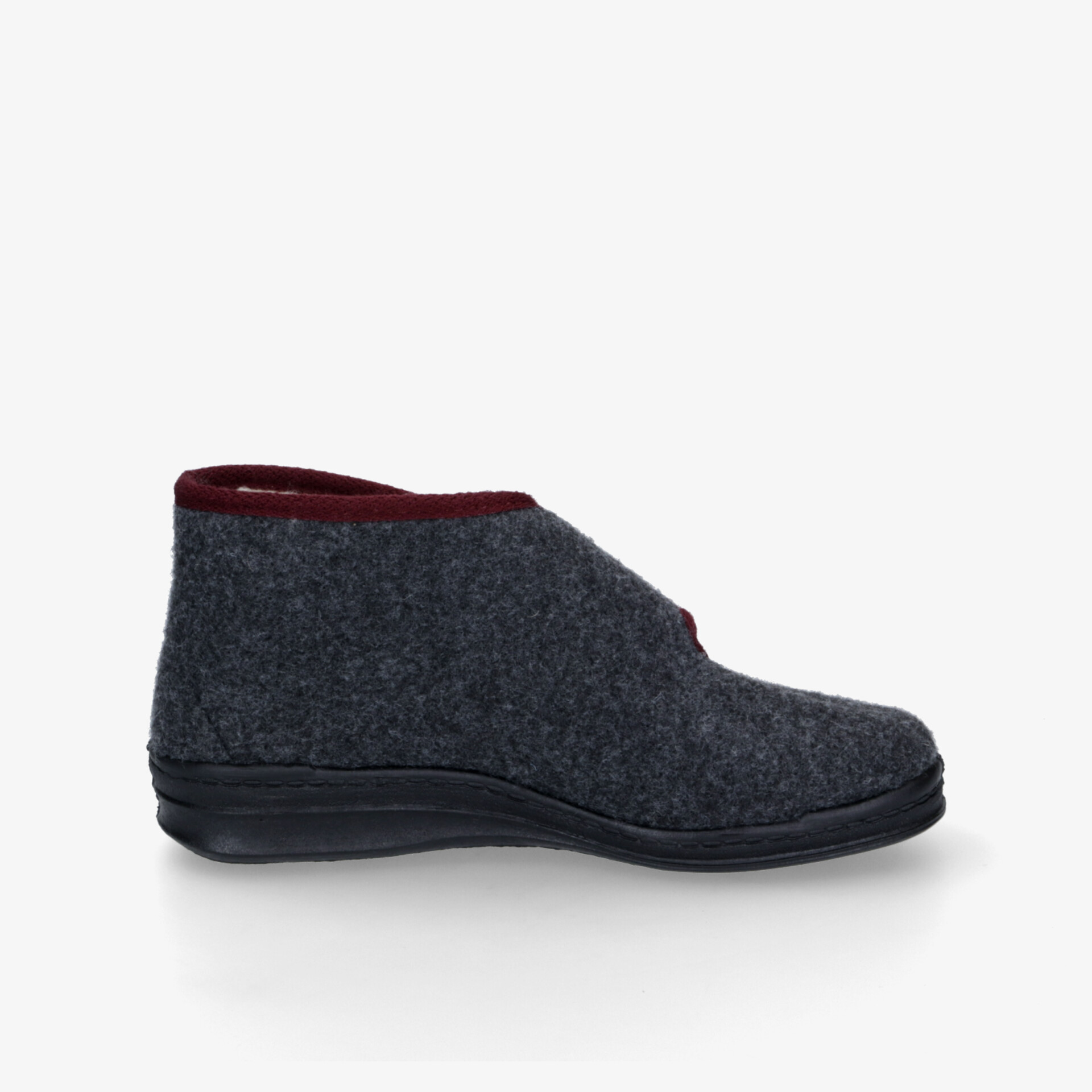 Kuscheliger Filzschuh mit rutschfester Sohle und bequemer Passform. Idealer Begleiter für zuhause.