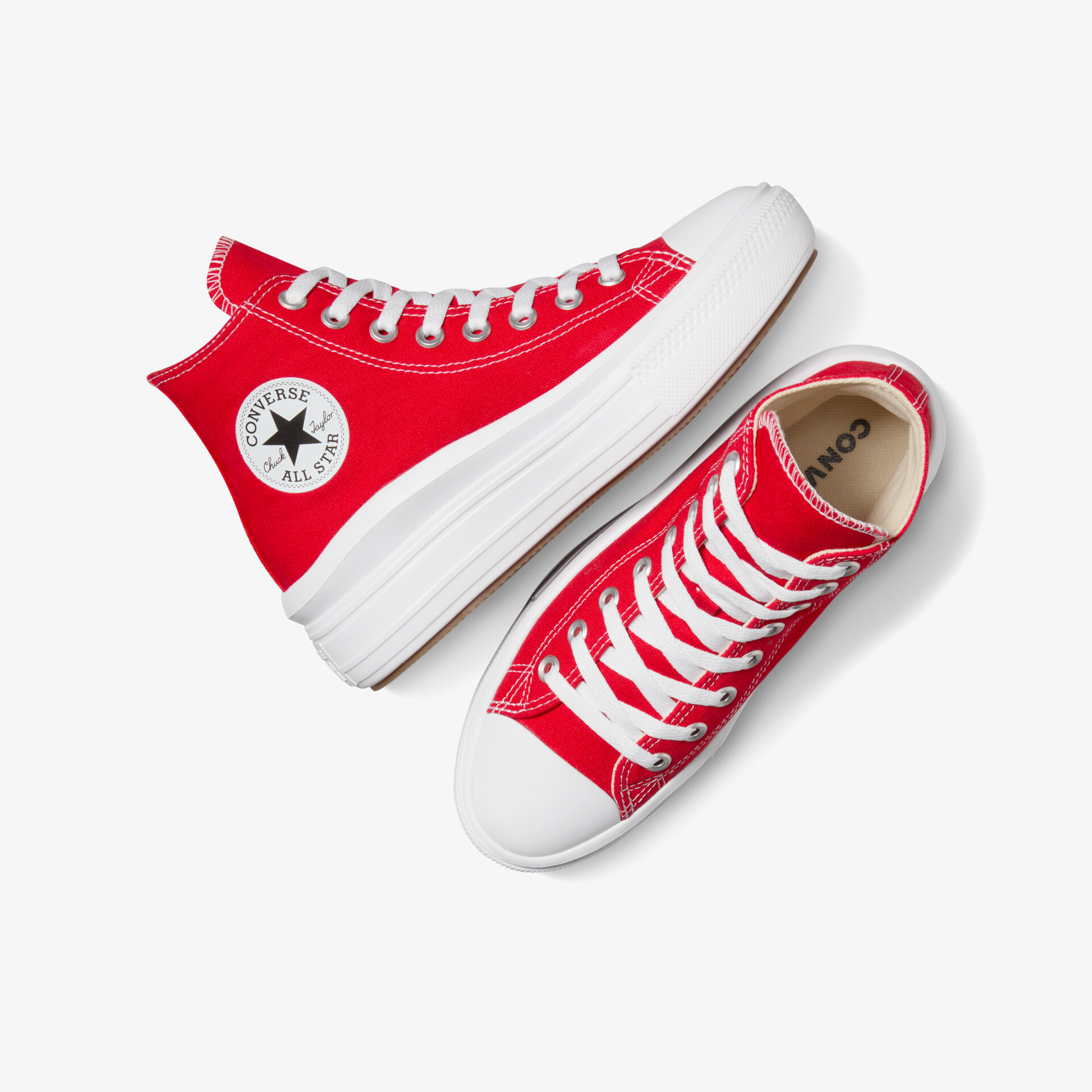 Rote Sneaker mit hohem Schaft und weißen Schnürsenkeln, bequem und sportlich, modisch und klassisch zugleich