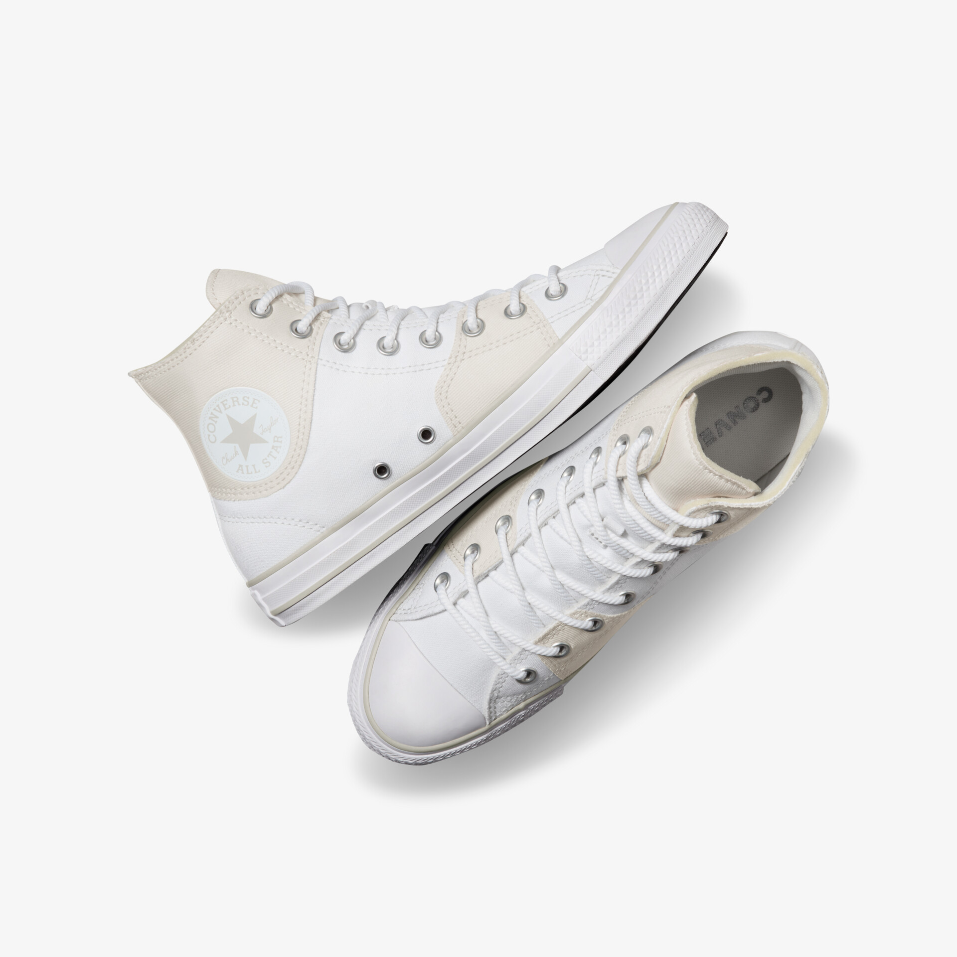 Weißes High-Top Sneaker Paar in seitlicher und Draufsicht, robust und bequem für vielseitige Nutzung