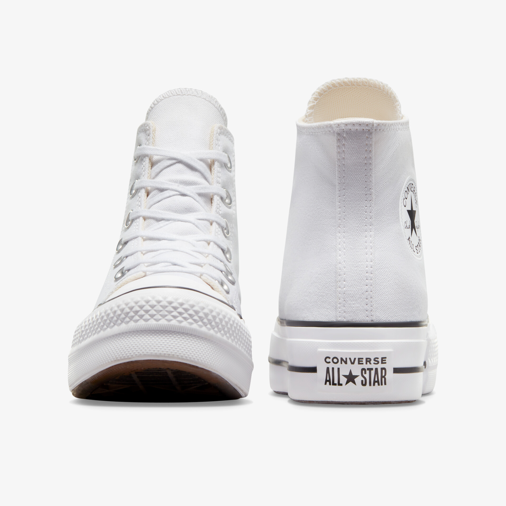 Weiße Converse All Star Sneaker mit robuster Gummisohle, klassischer Schnürung und markantem Design, Front- und Rückansicht